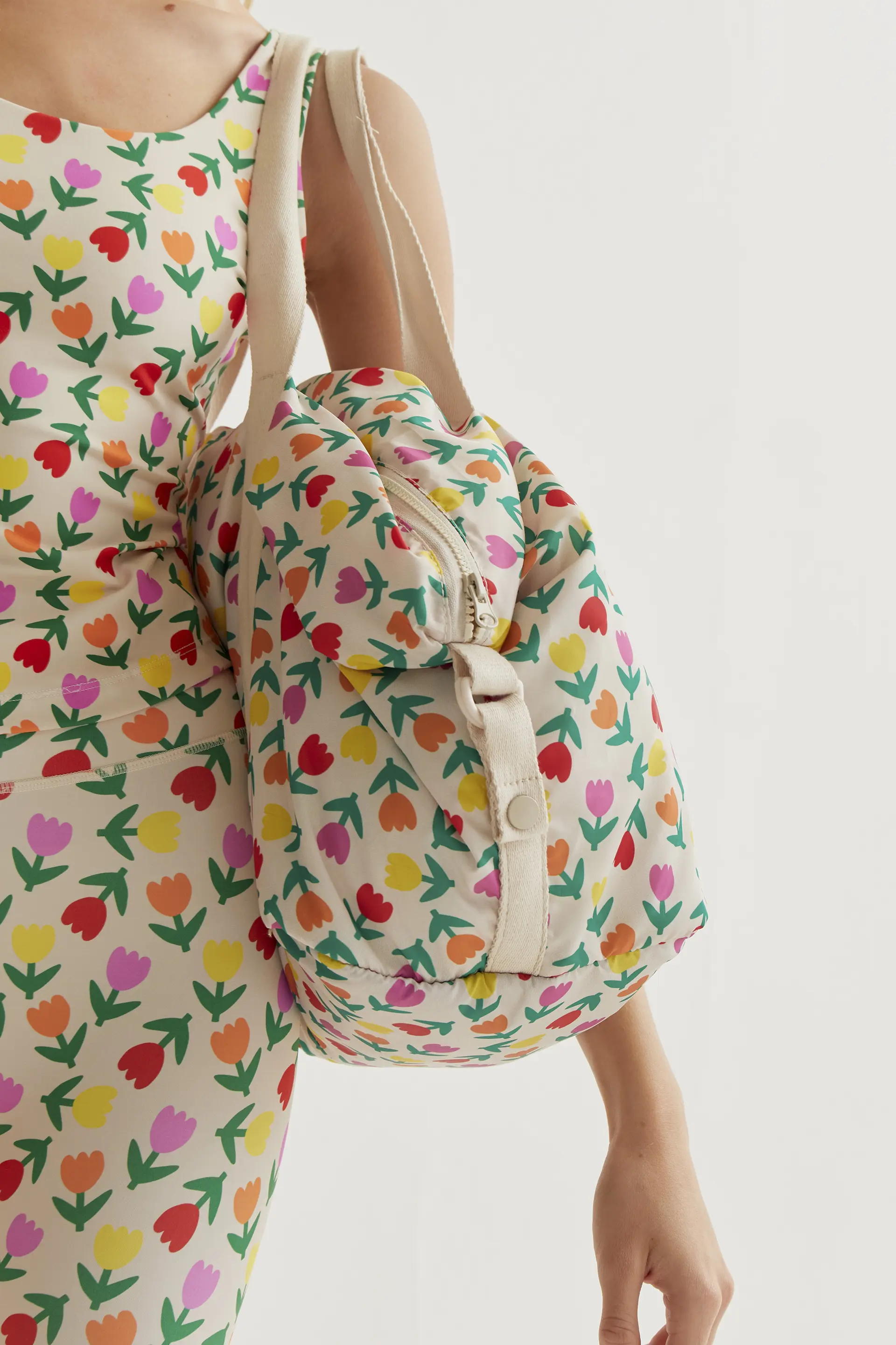Bolso deportivo con estampado Multicolor Tulips - Image 3