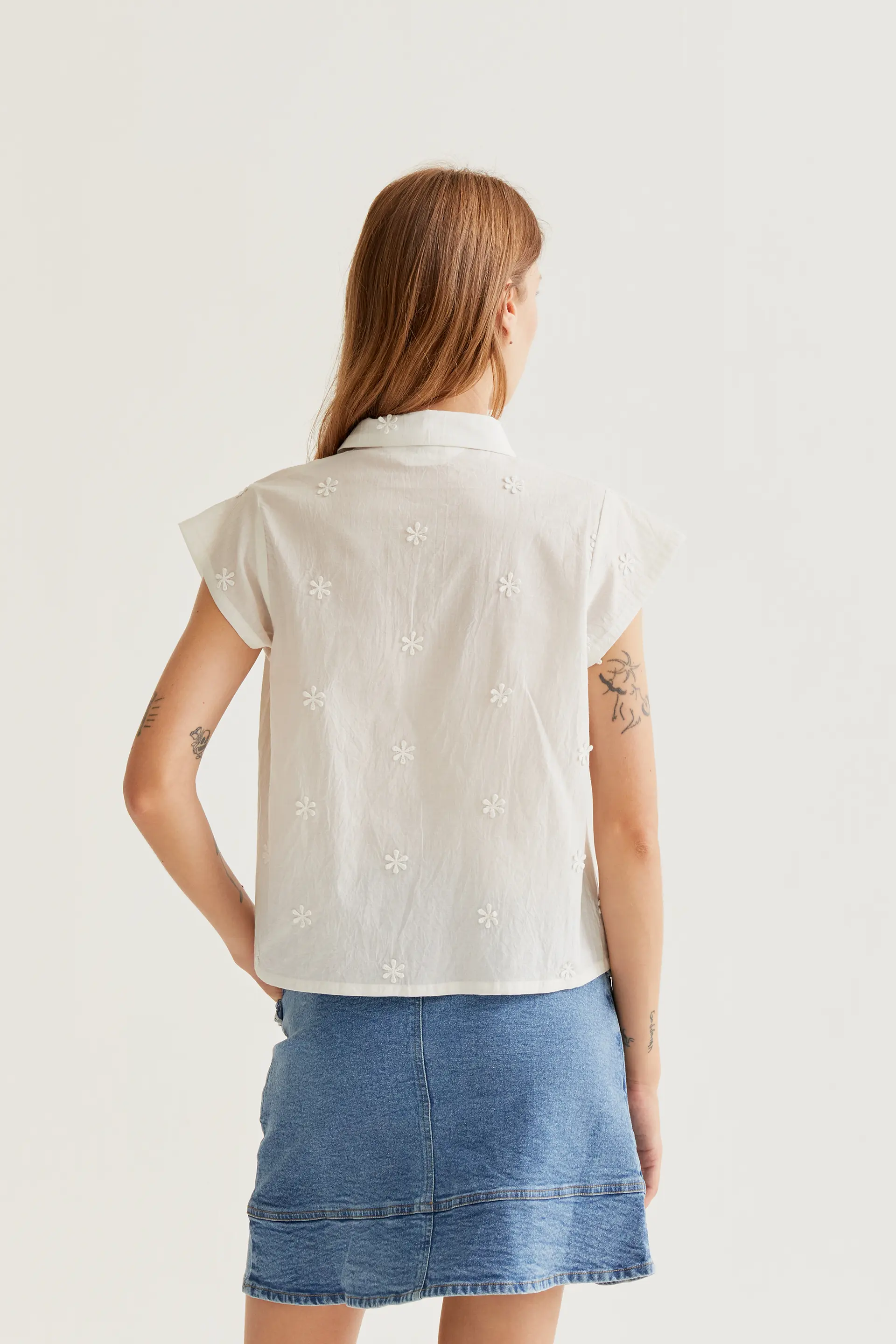 Camisa 100% algodón blanco con bordado floral - Image 3