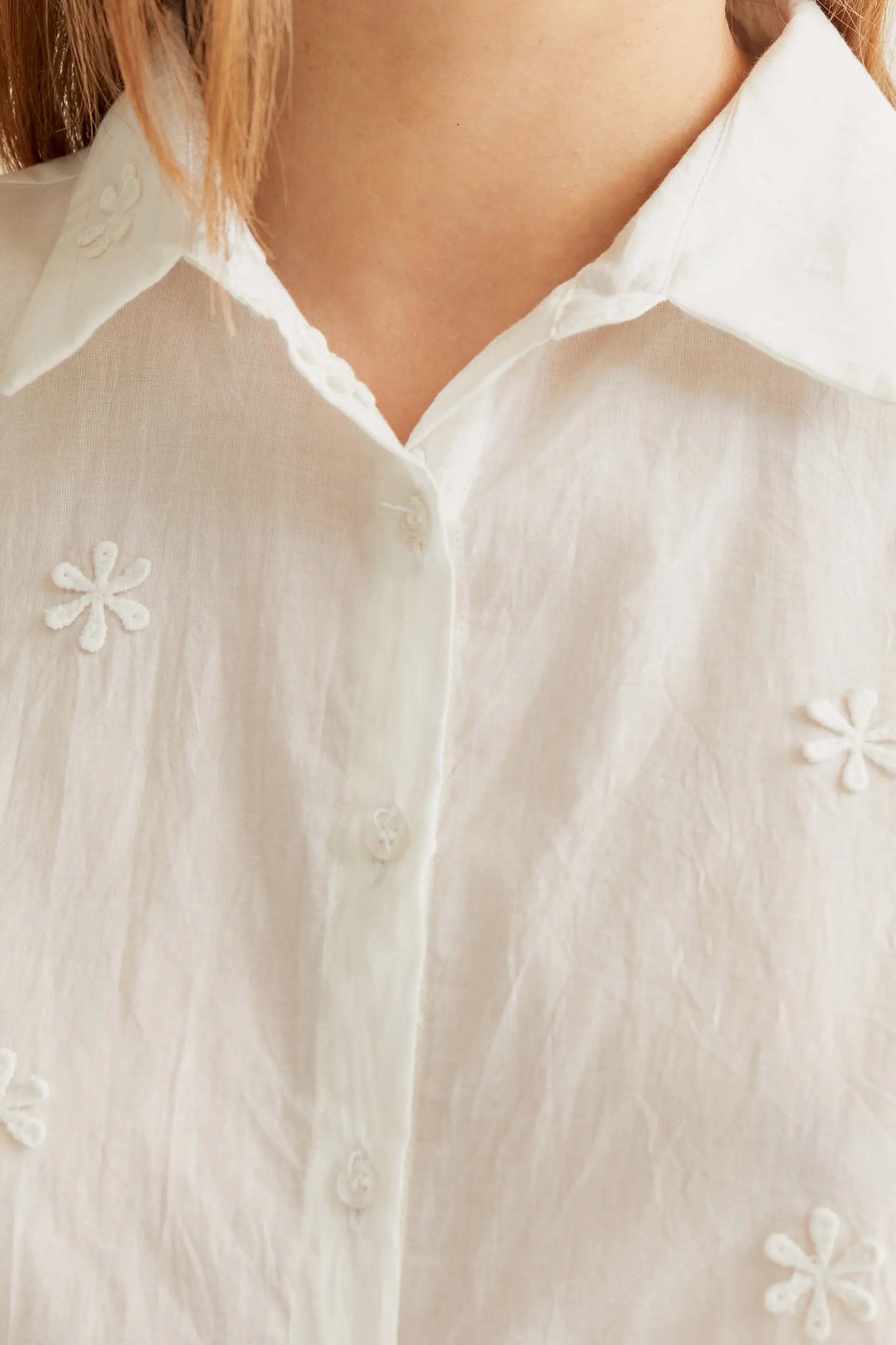 Camisa 100% algodón blanco con bordado floral - Image 4