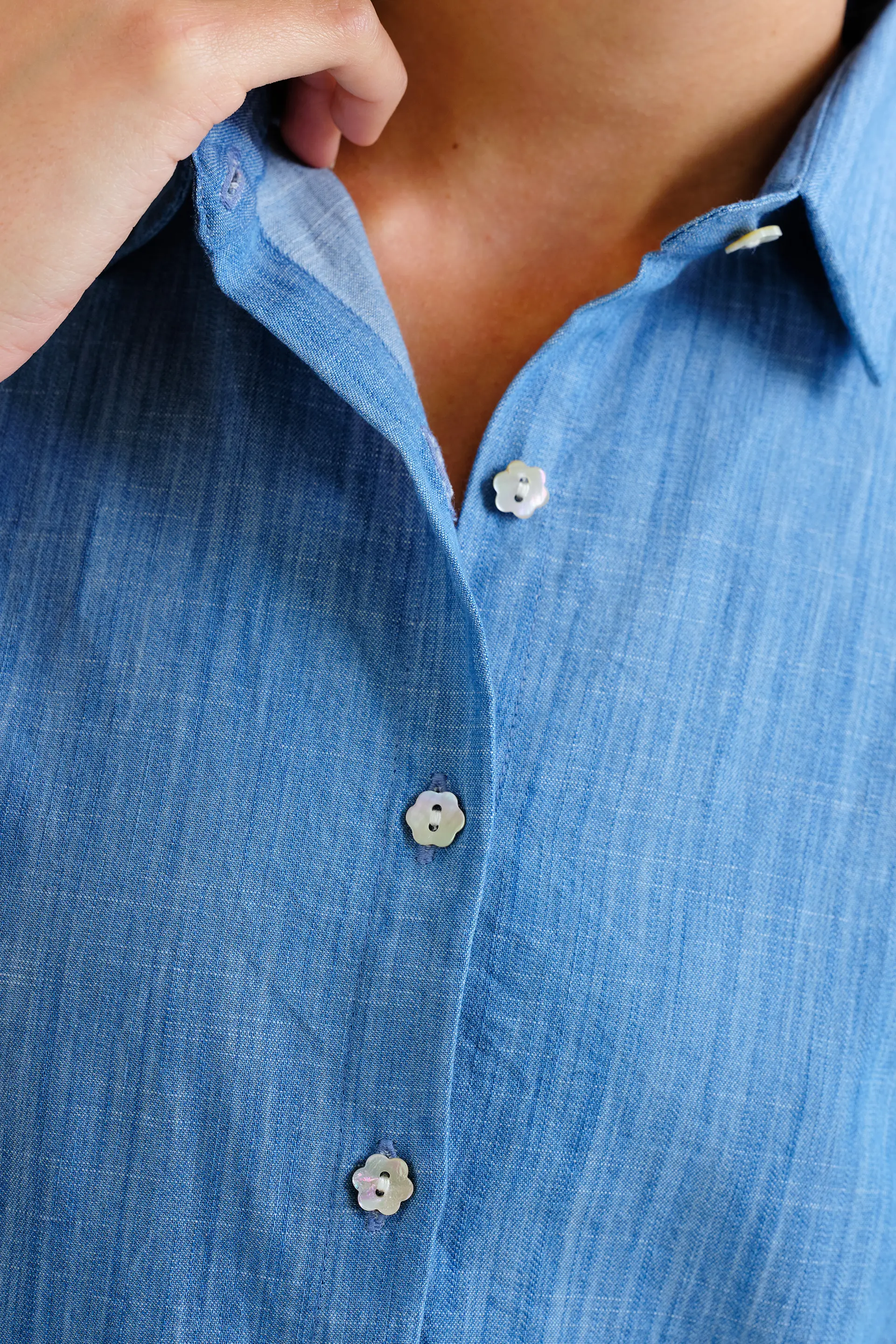 Camisa 100% algodón chambray azul claro manga corta - Image 4