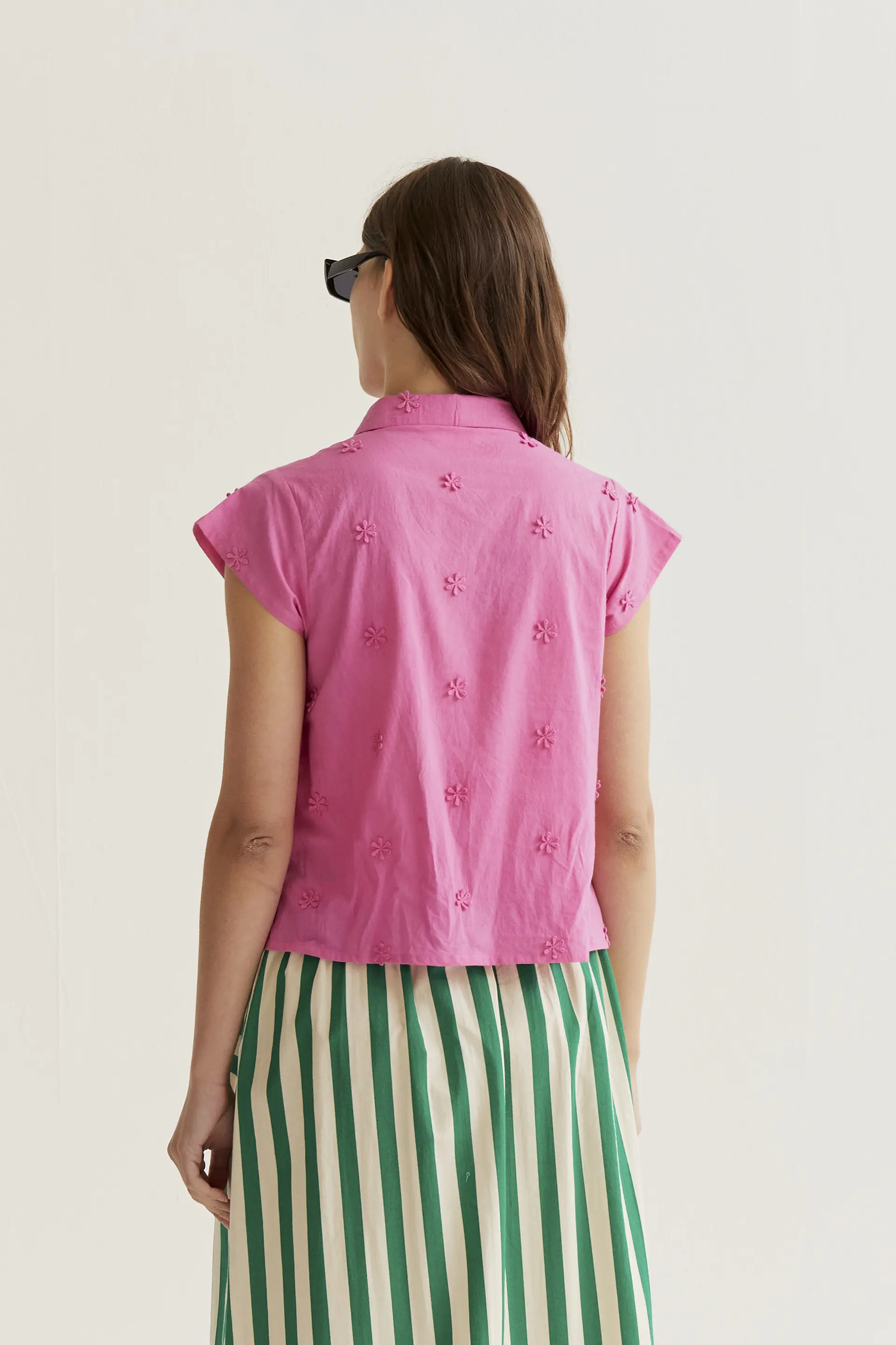 Camisa 100% algodón rosa  con bordado floral - Image 3