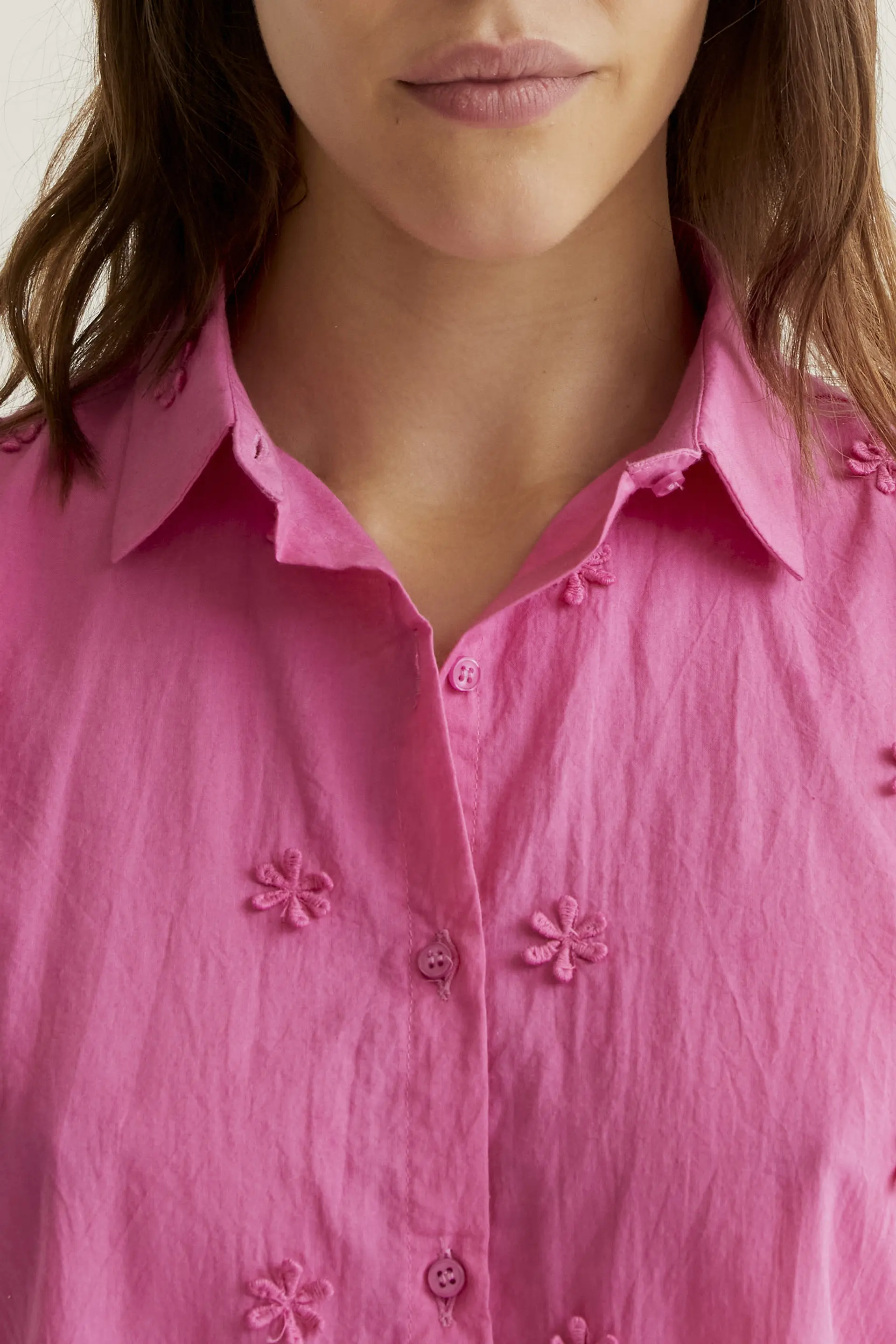 Camisa 100% algodón rosa  con bordado floral - Image 4