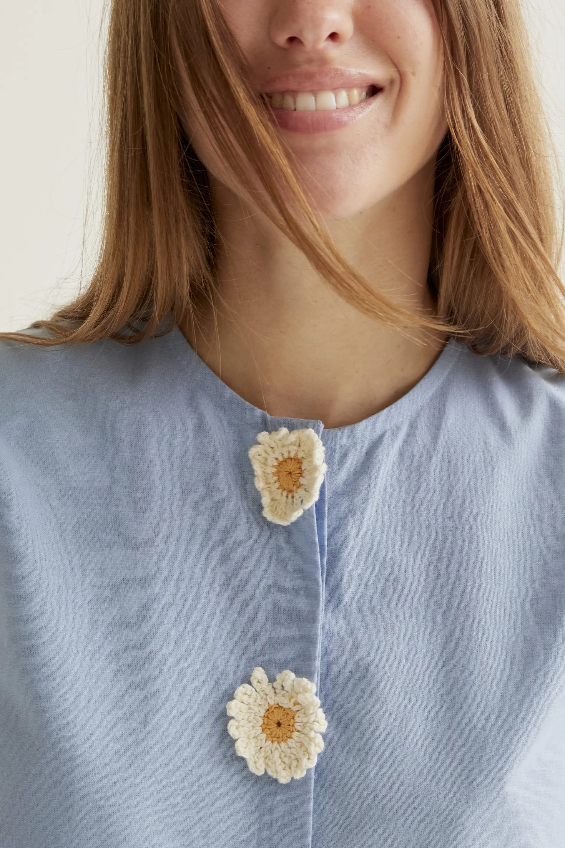 Camisa con detalles de margaritas - Image 4