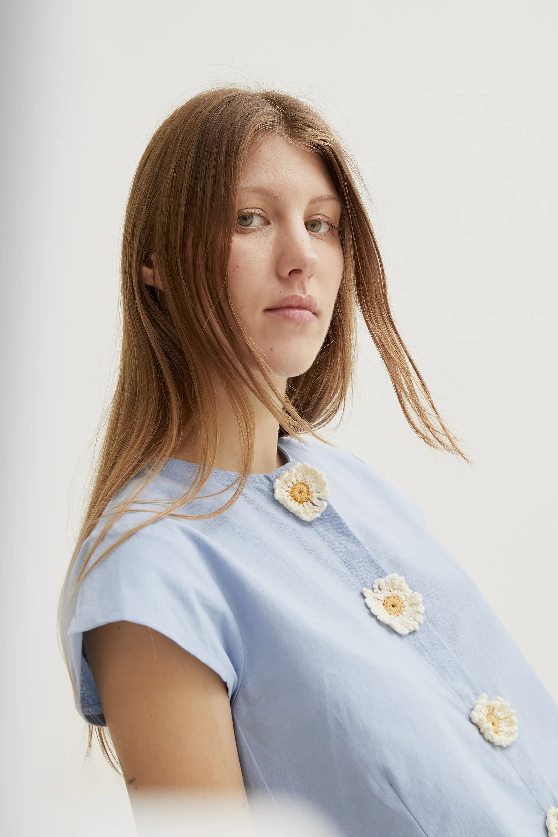 Camisa con detalles de margaritas - Image 6