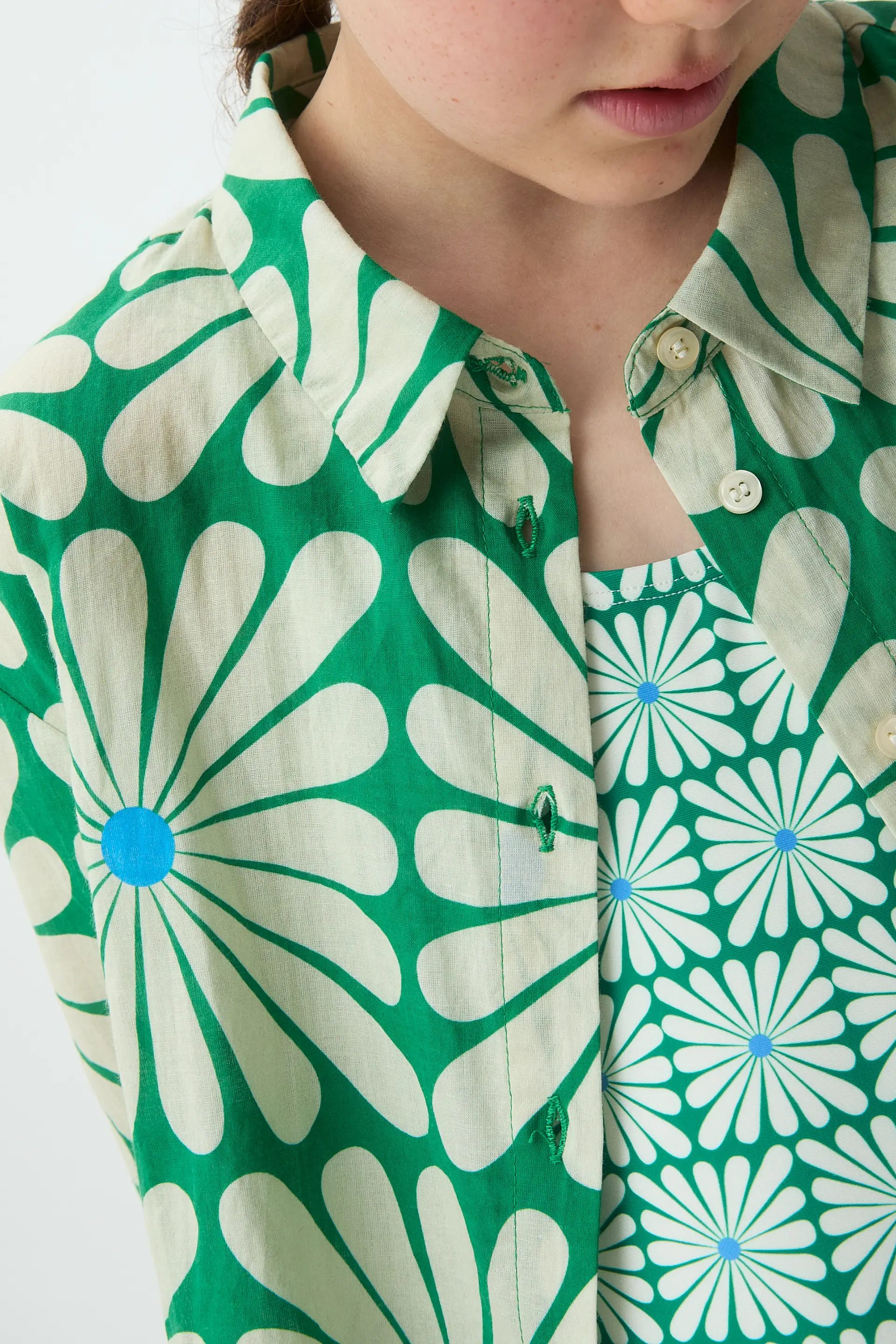Camisa de niña con estampado Olive Flower Green - Image 3