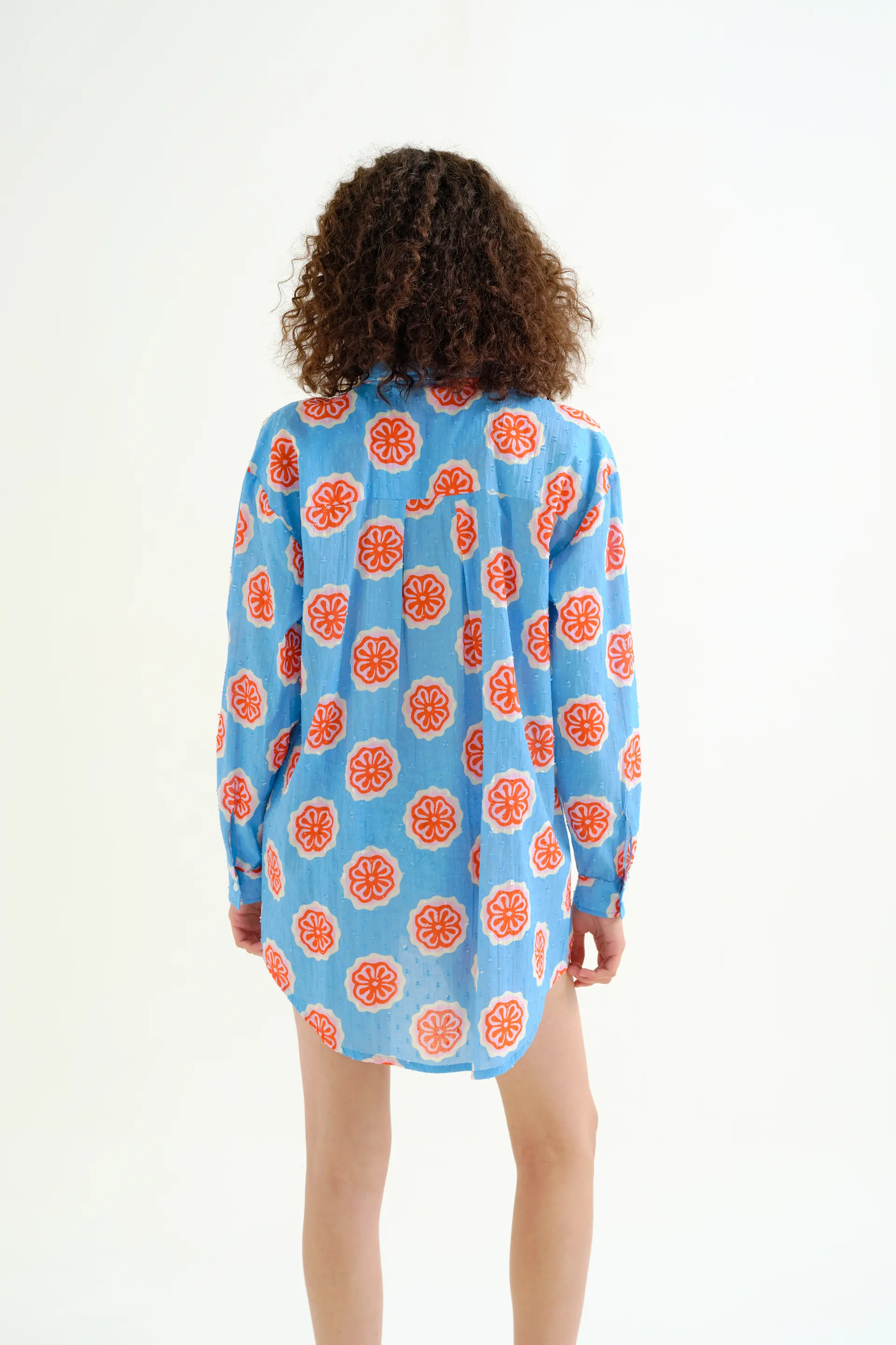 Camisa playera con estampado Red bloom flowers - Image 3