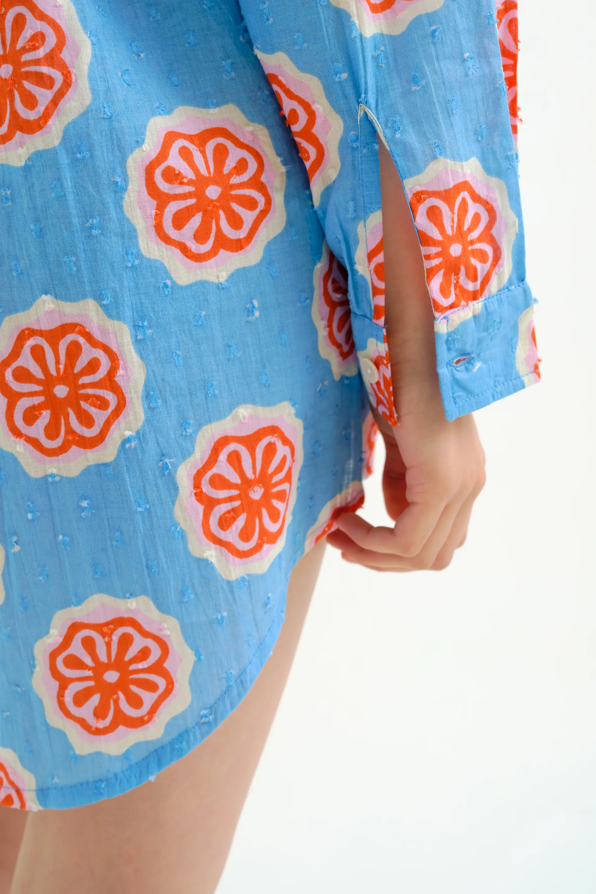 Camisa playera con estampado Red bloom flowers - Image 4