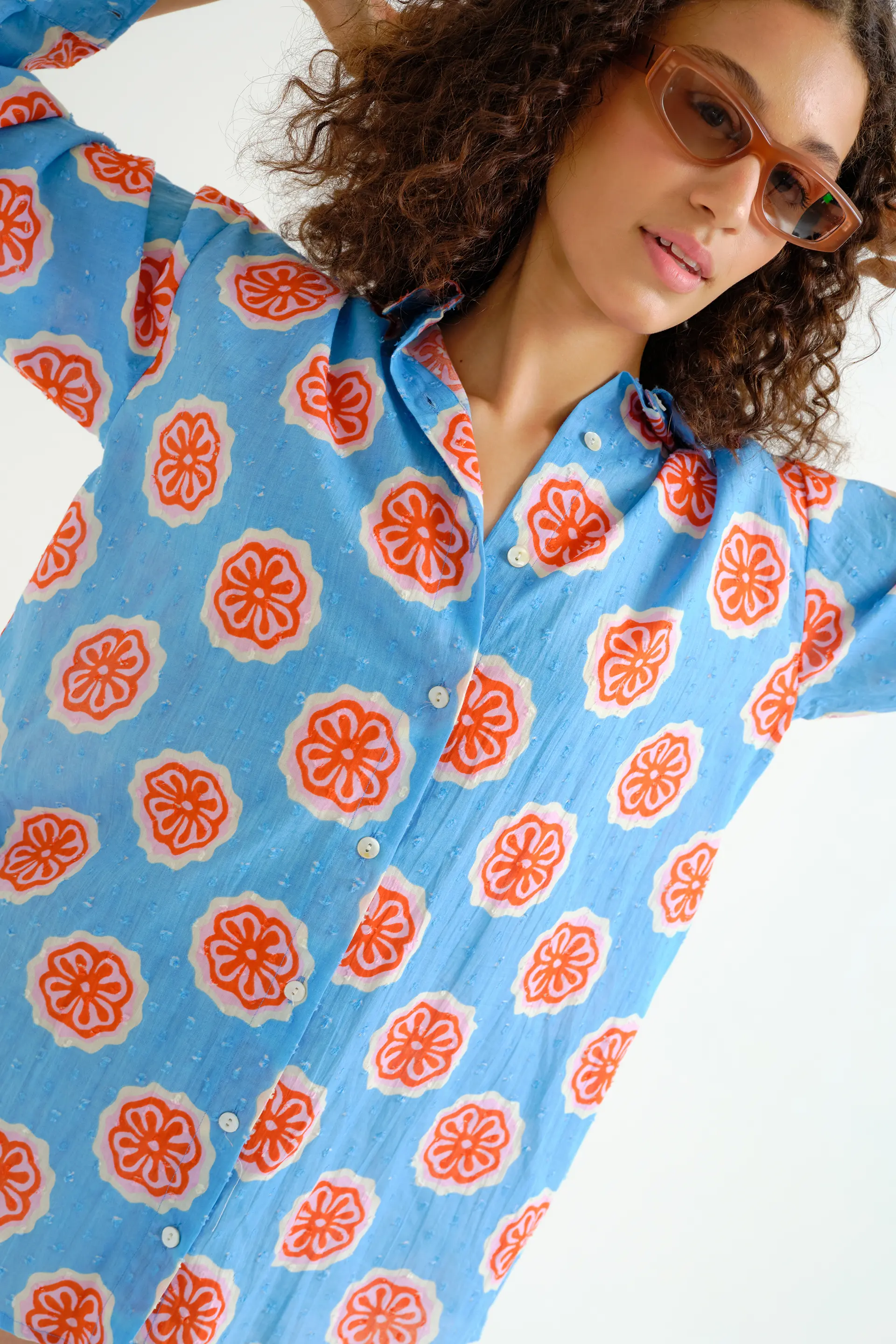 Camisa playera con estampado Red bloom flowers - Image 5