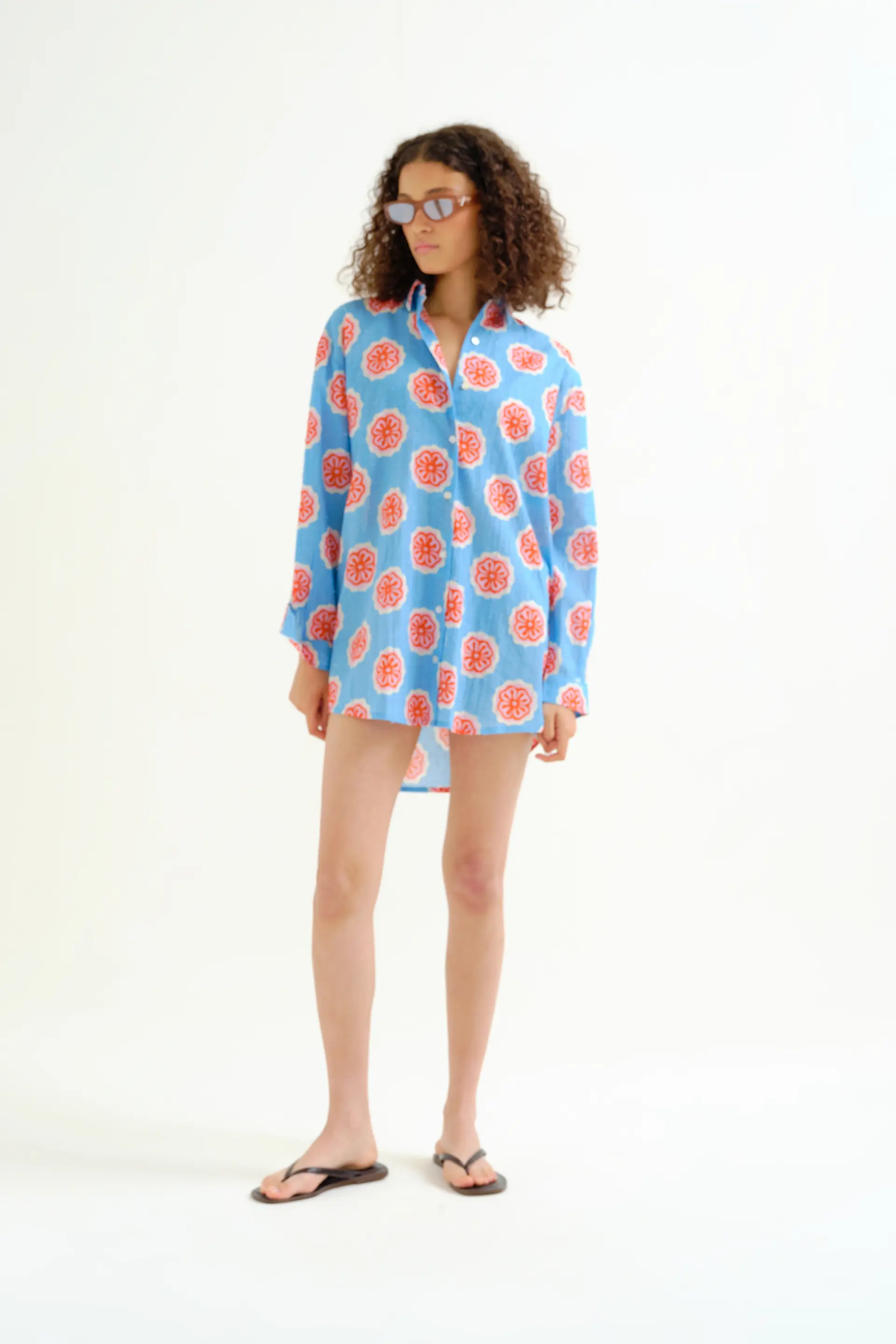 Camisa playera con estampado Red bloom flowers - Image 6