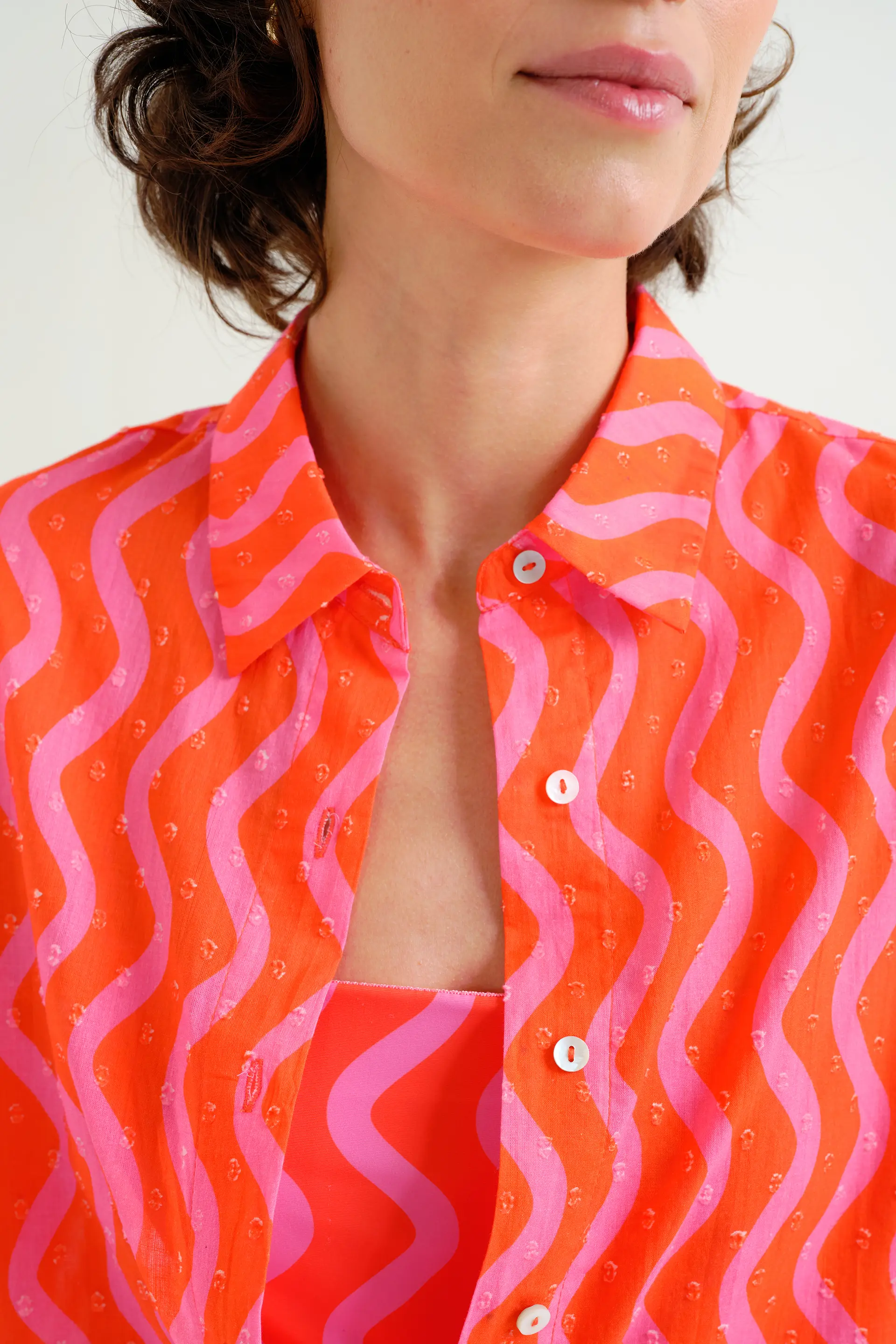 Camisa playera con estampado Wave Red & Pink - Image 4