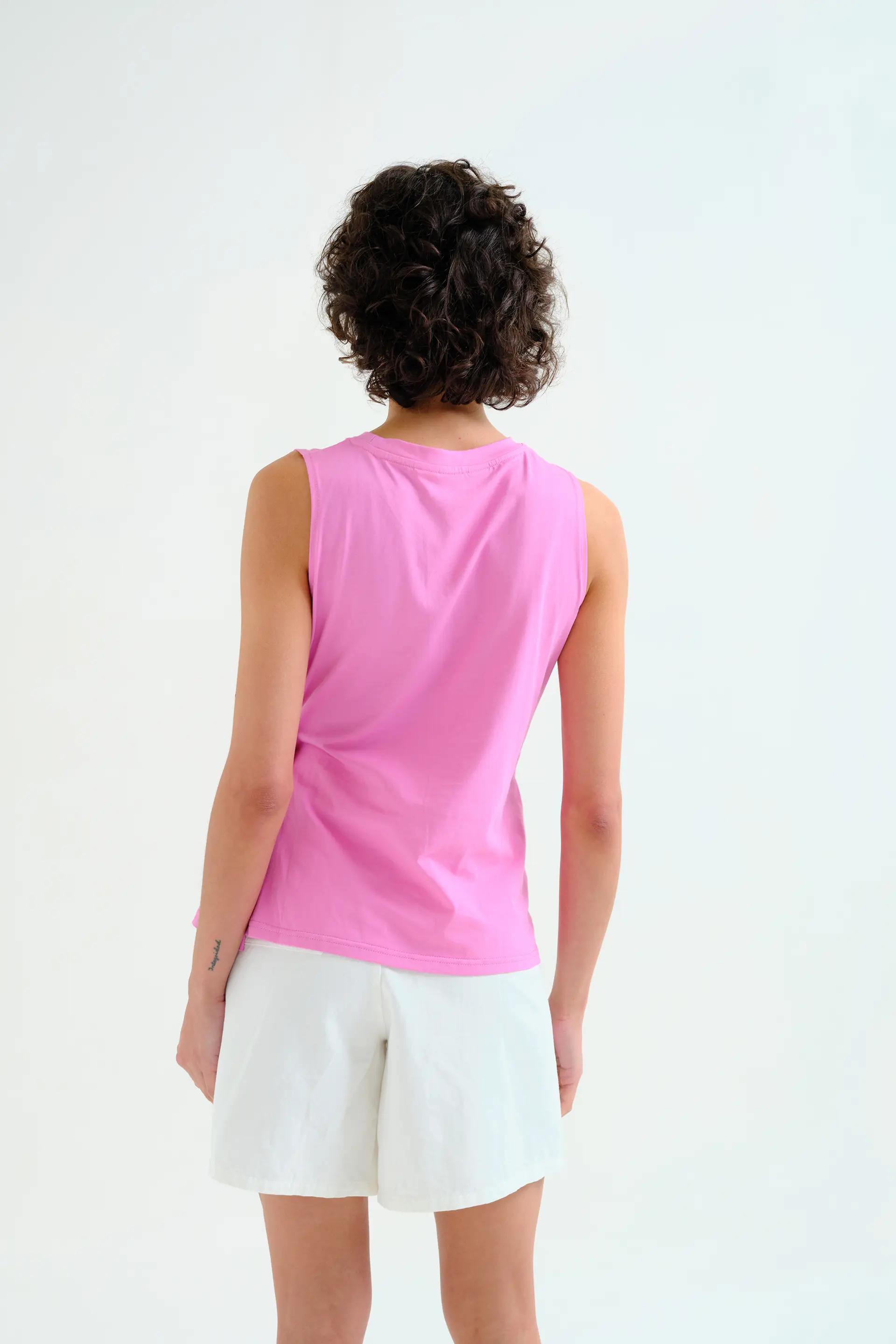 Camisa rosa 100% algodón con detalle drapeado - Image 3