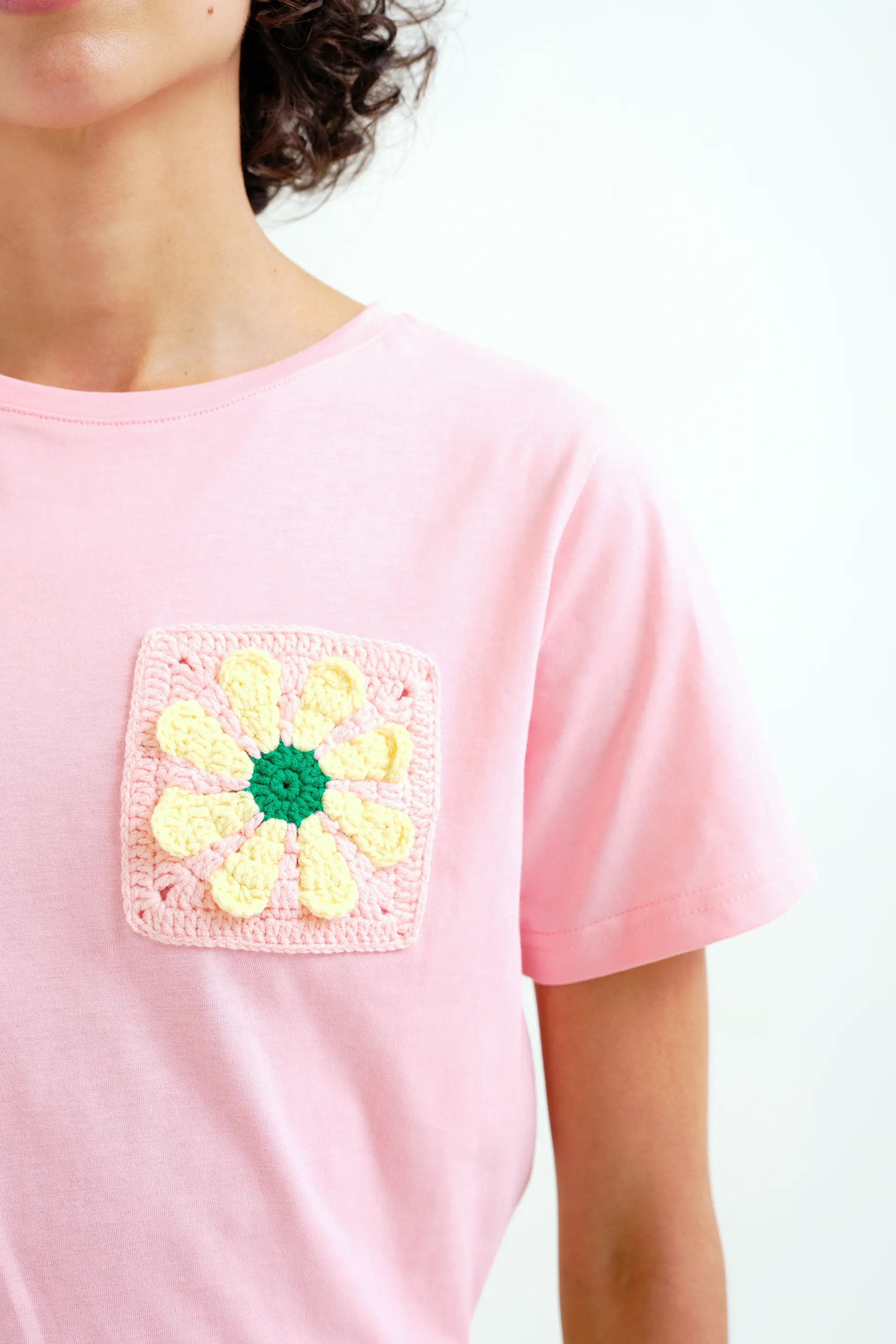 Camiseta 100% algodón con girasol bordado - Image 4