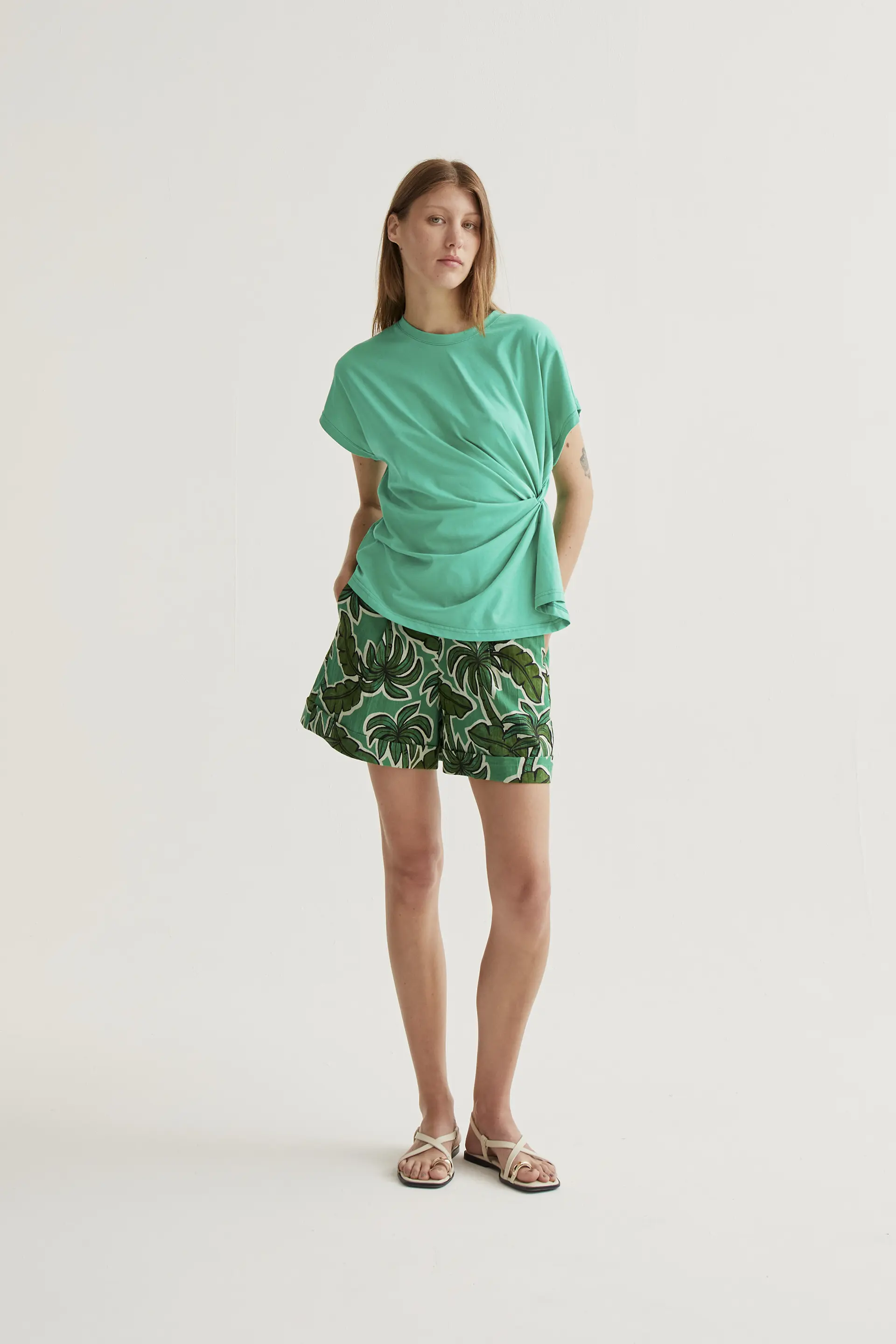 Camiseta 100% algodón verde con nudo lateral - Image 5