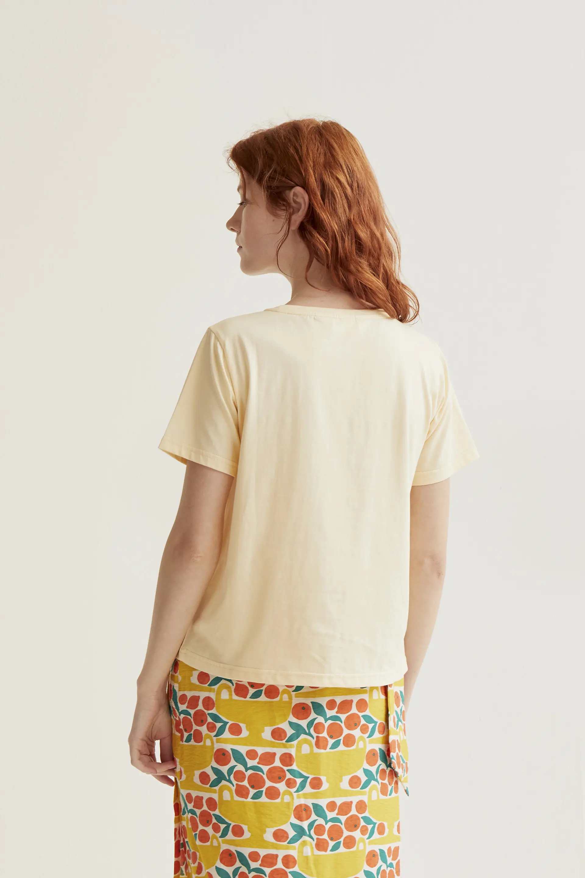 Camiseta amarillo claro con bordado de tulipán - Image 3