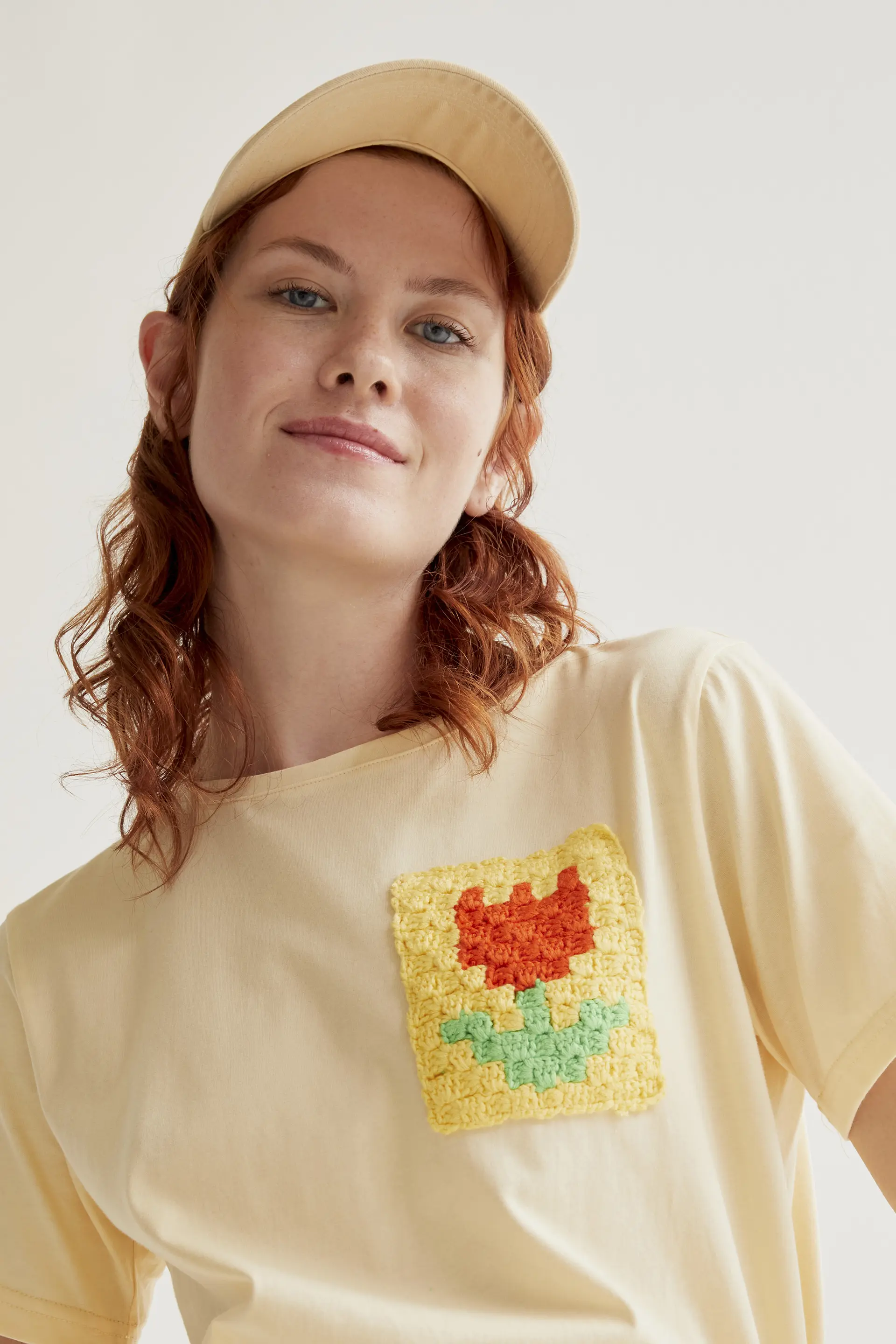 Camiseta amarillo claro con bordado de tulipán - Image 6