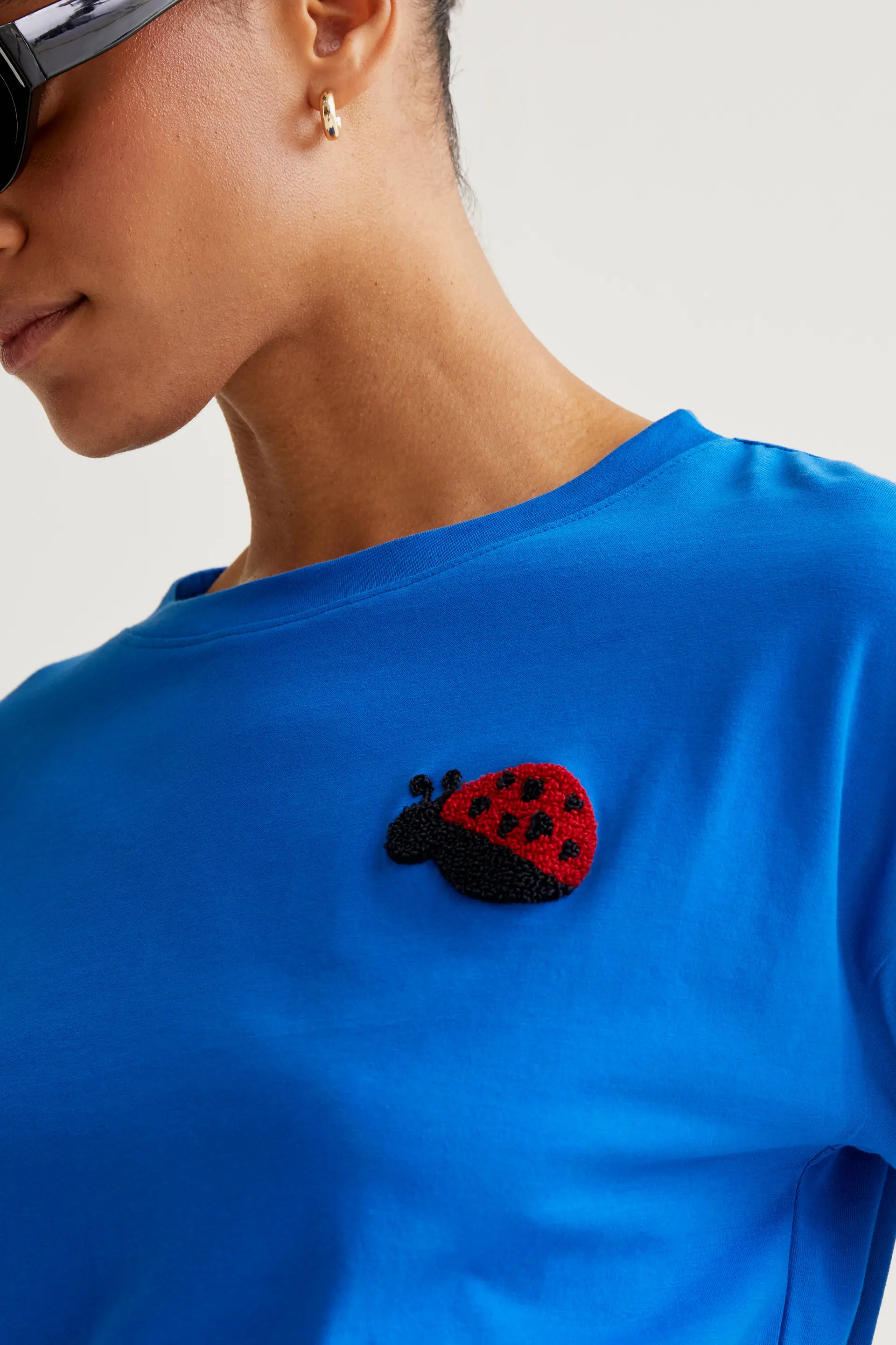 Camiseta azul con bordado Coccinellidae - Image 4