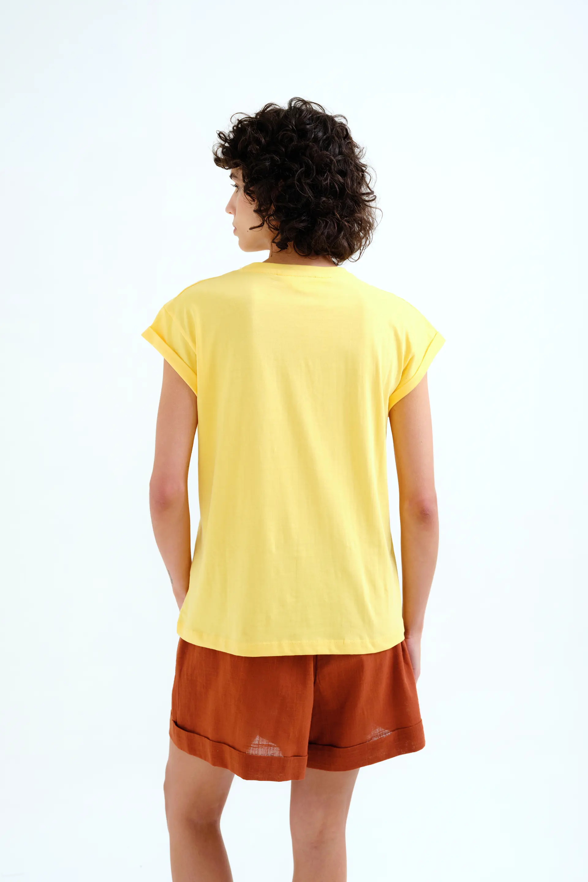 Camiseta con bordado de naranja - Image 3