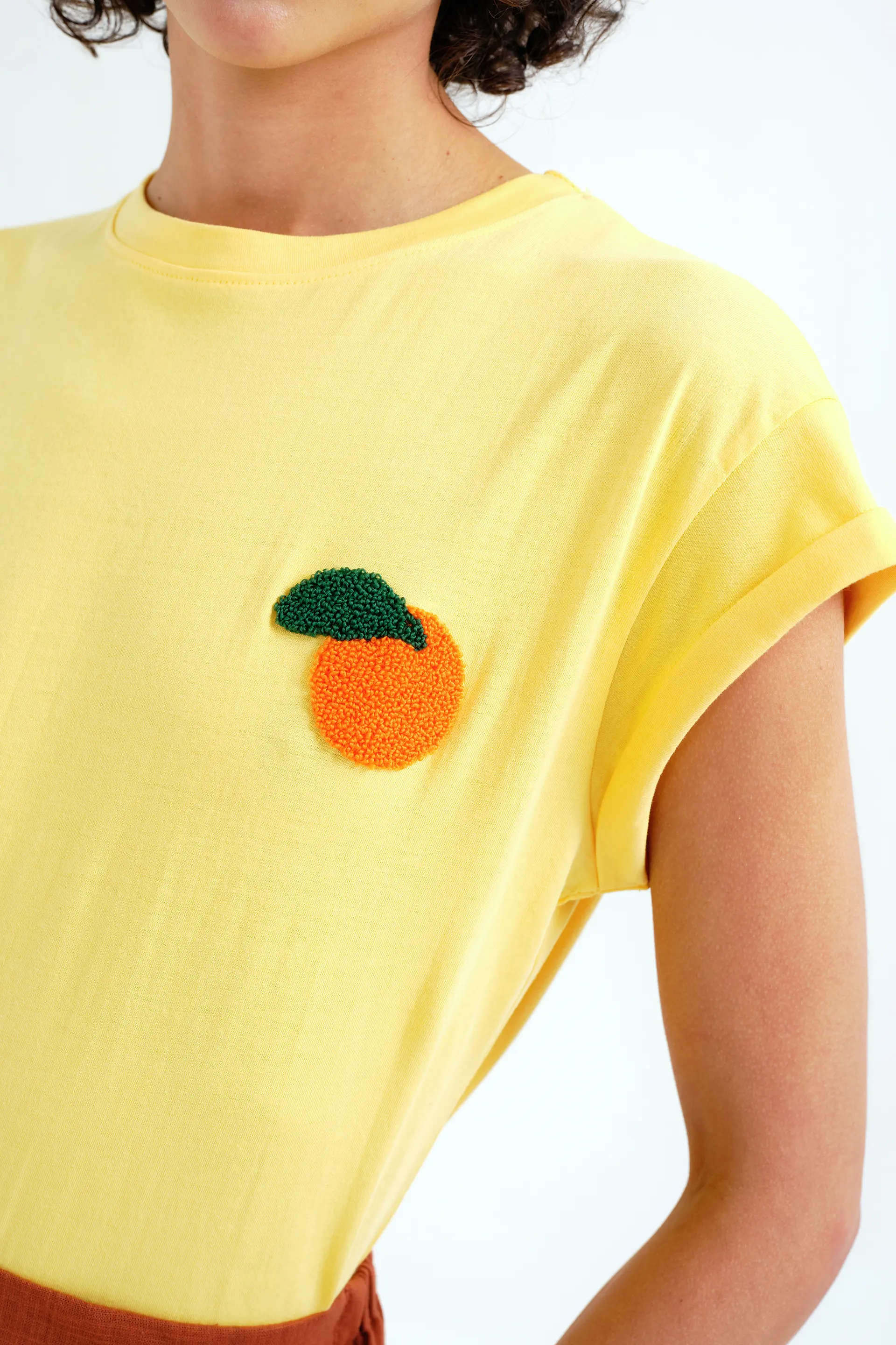 Camiseta con bordado de naranja - Image 4