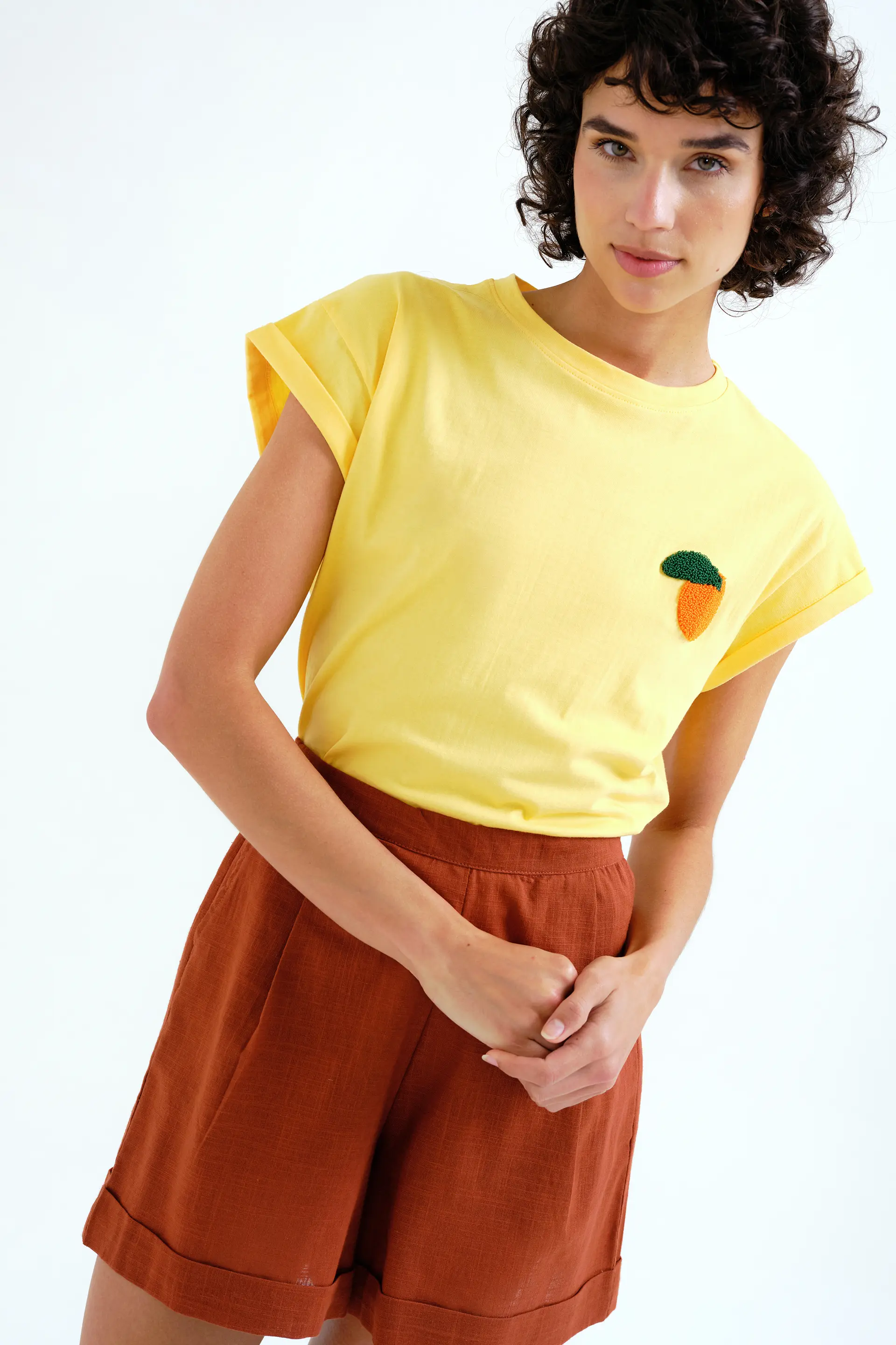 Camiseta con bordado de naranja - Image 6