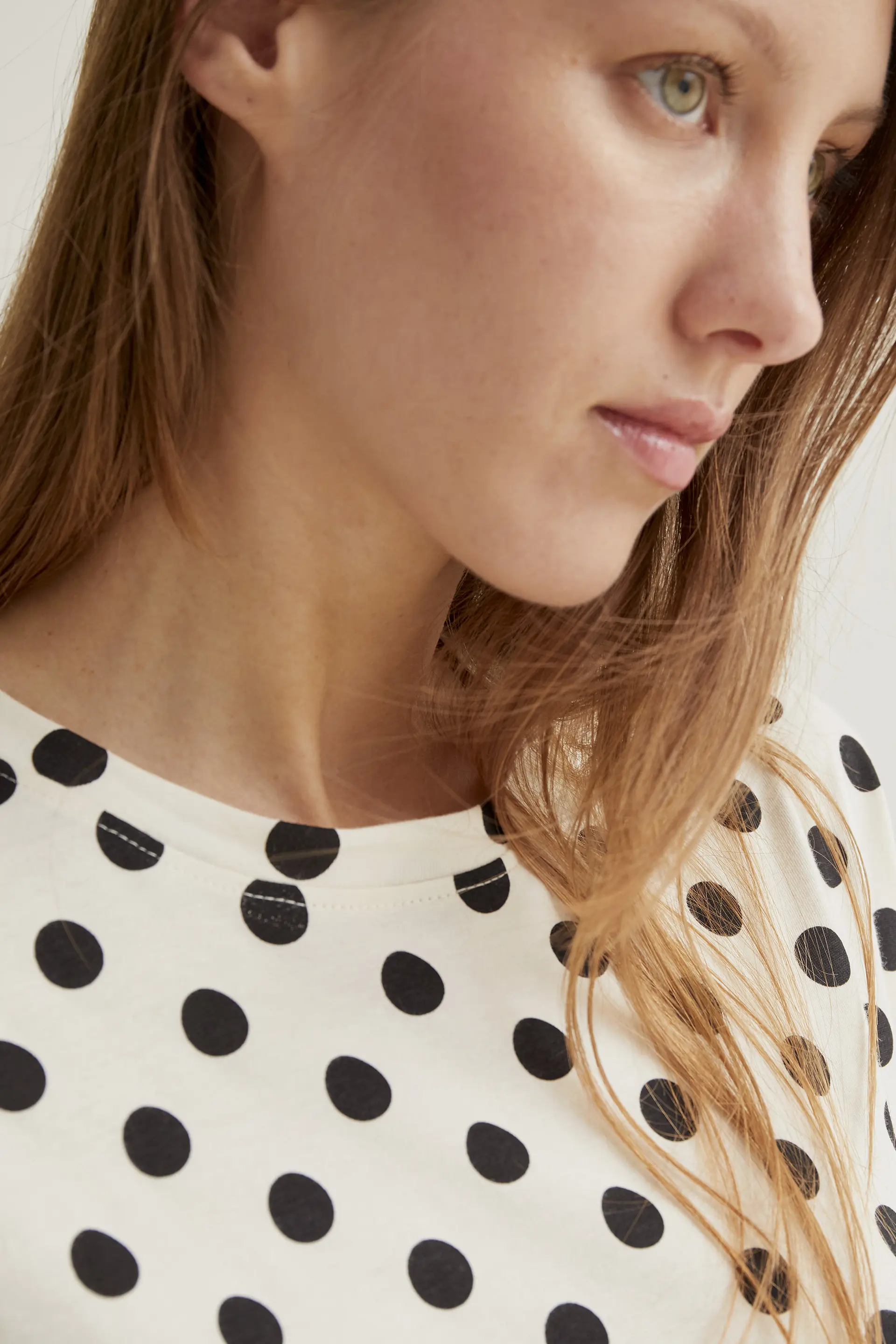 Camiseta con estampado Black Dots - Image 4