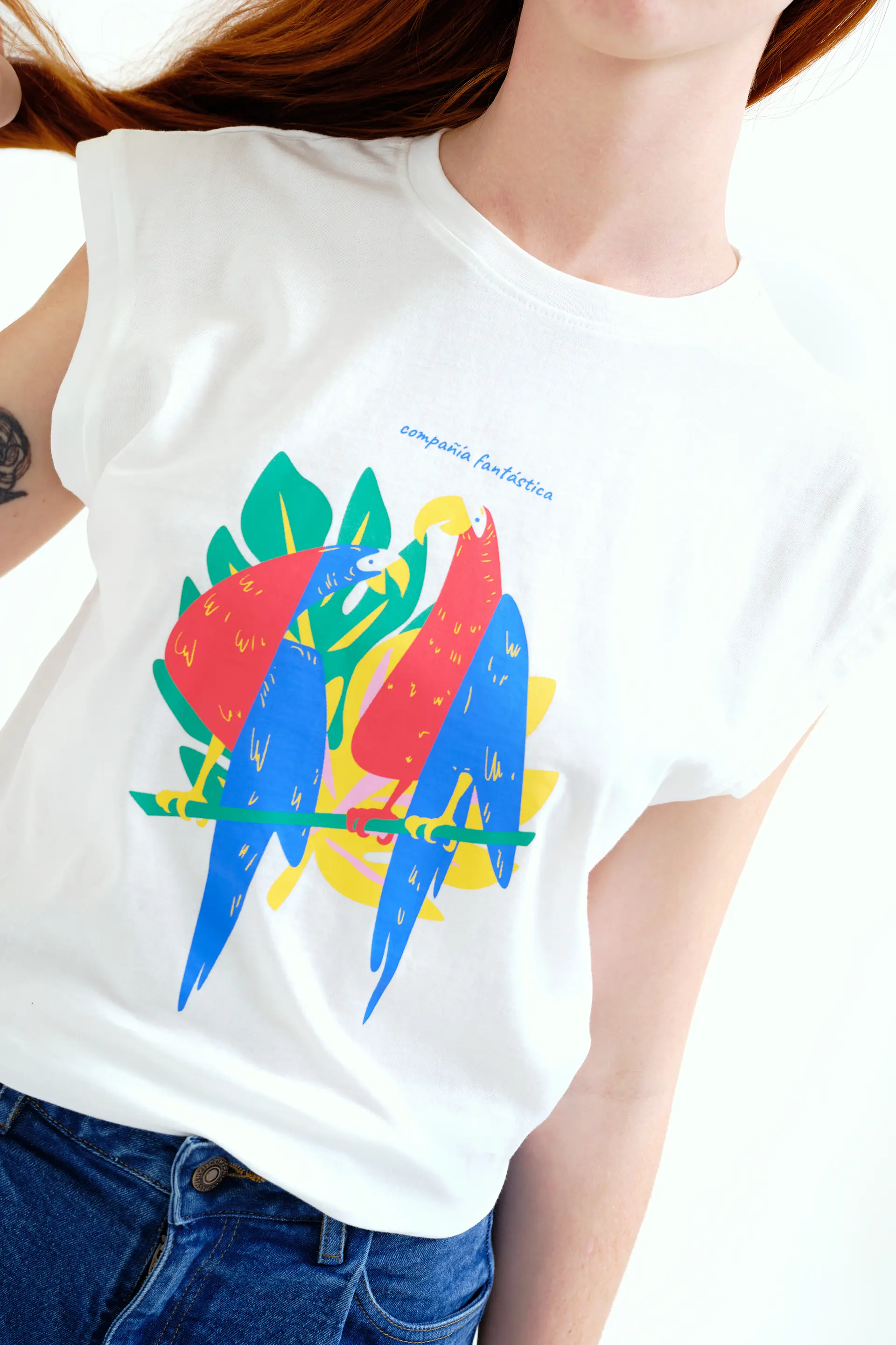 Camiseta con estampado de Guacamayas "Compañía Fantástica" - Image 4