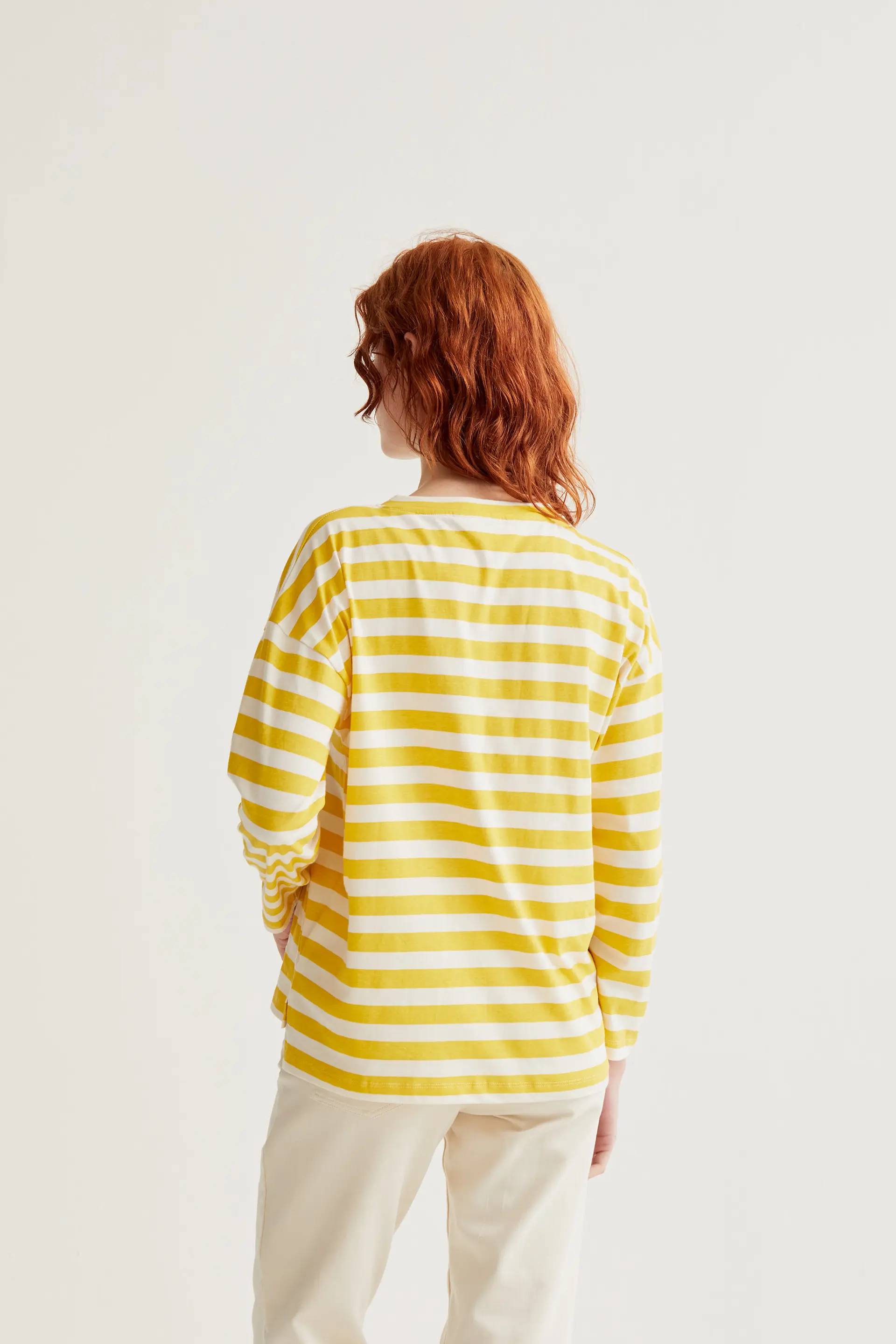 Camiseta con estampado de rayas amarillas con bordado de tulipán - Image 3