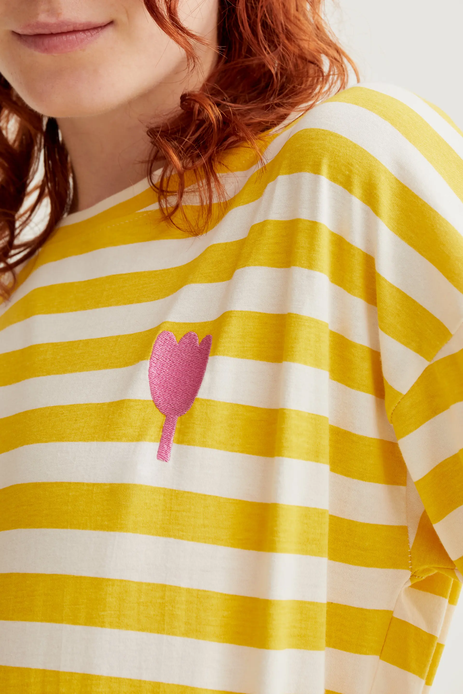 Camiseta con estampado de rayas amarillas con bordado de tulipán - Image 4