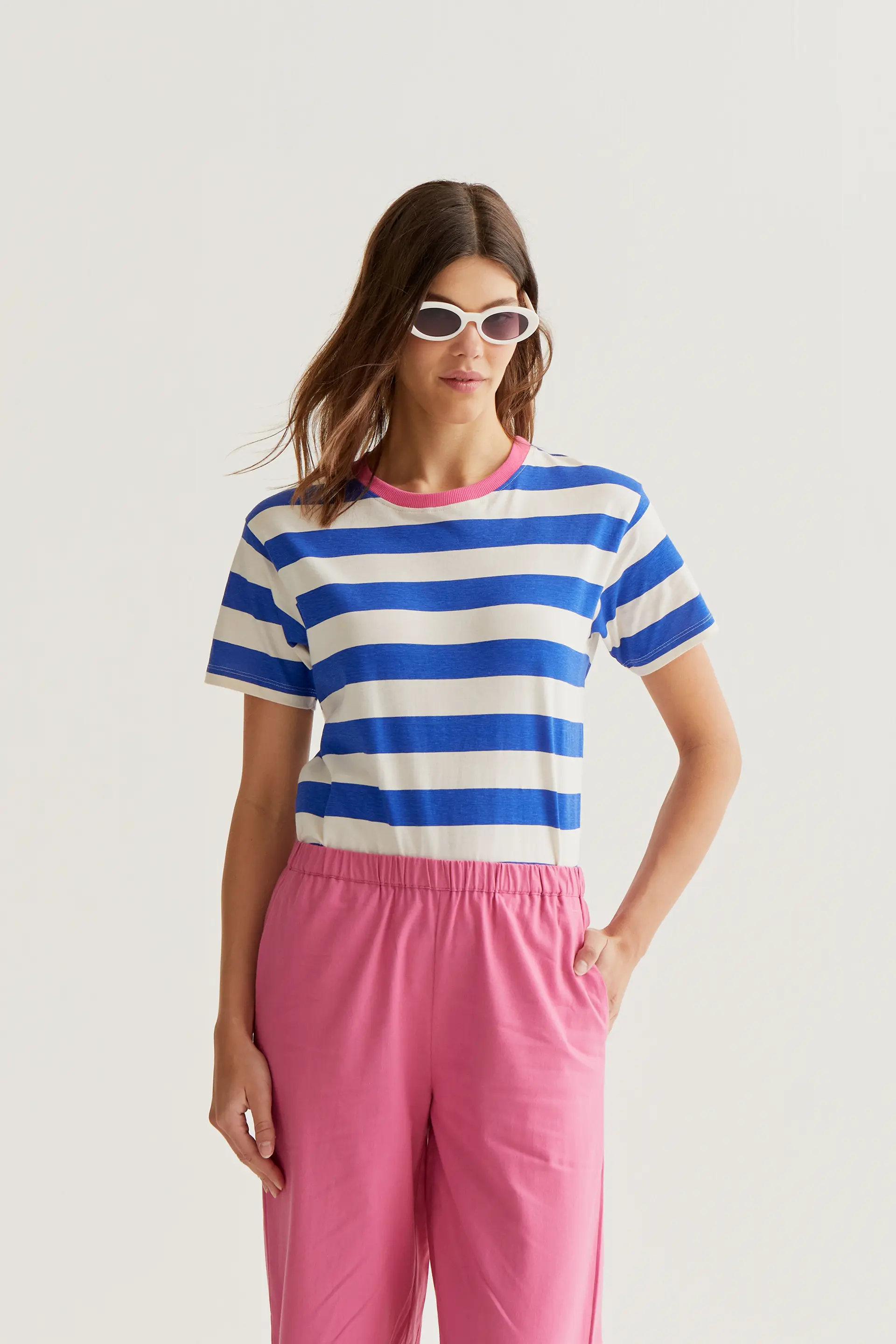 Camiseta con estampado de rayas azul y blanco