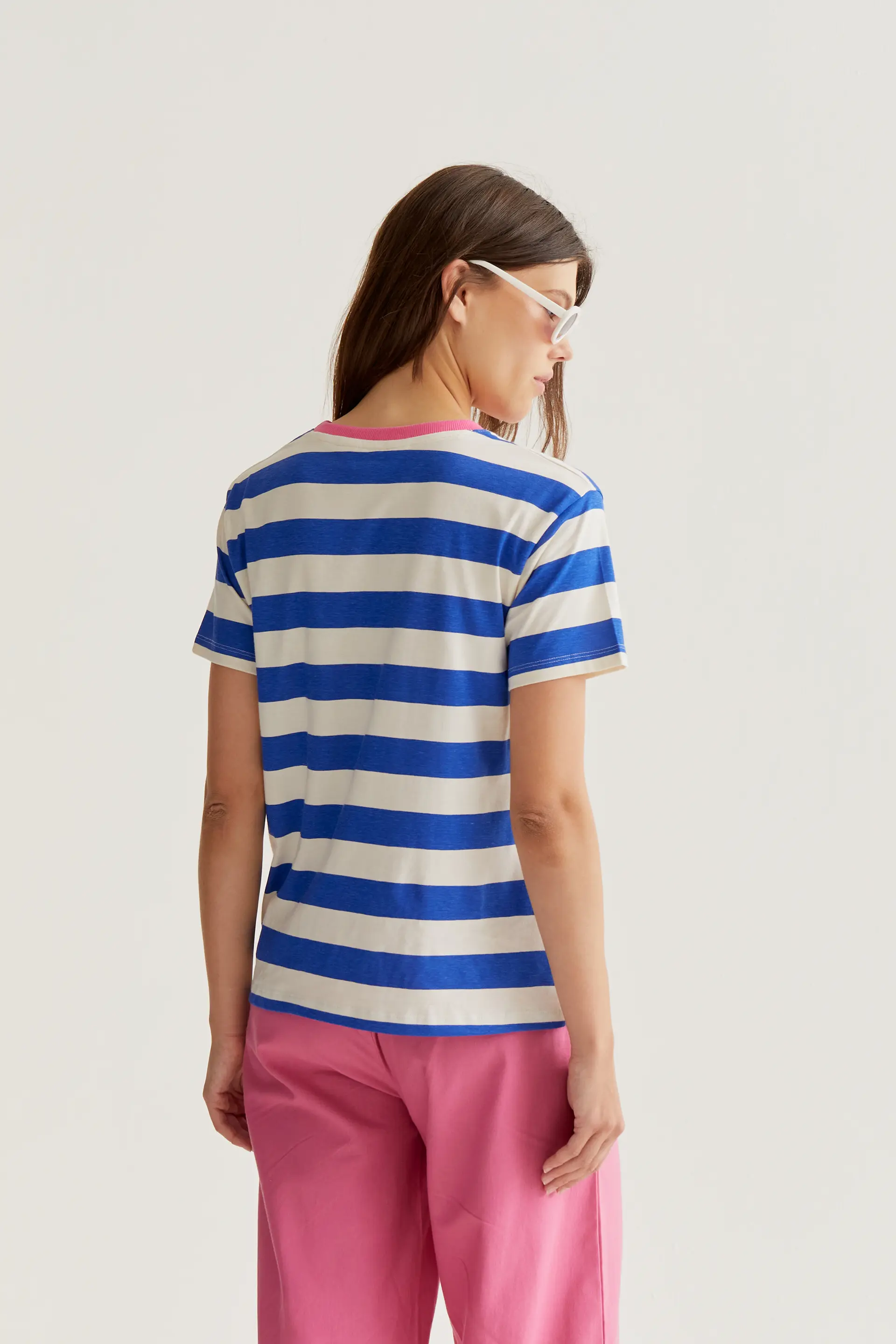 Camiseta con estampado de rayas azul y blanco - Image 3