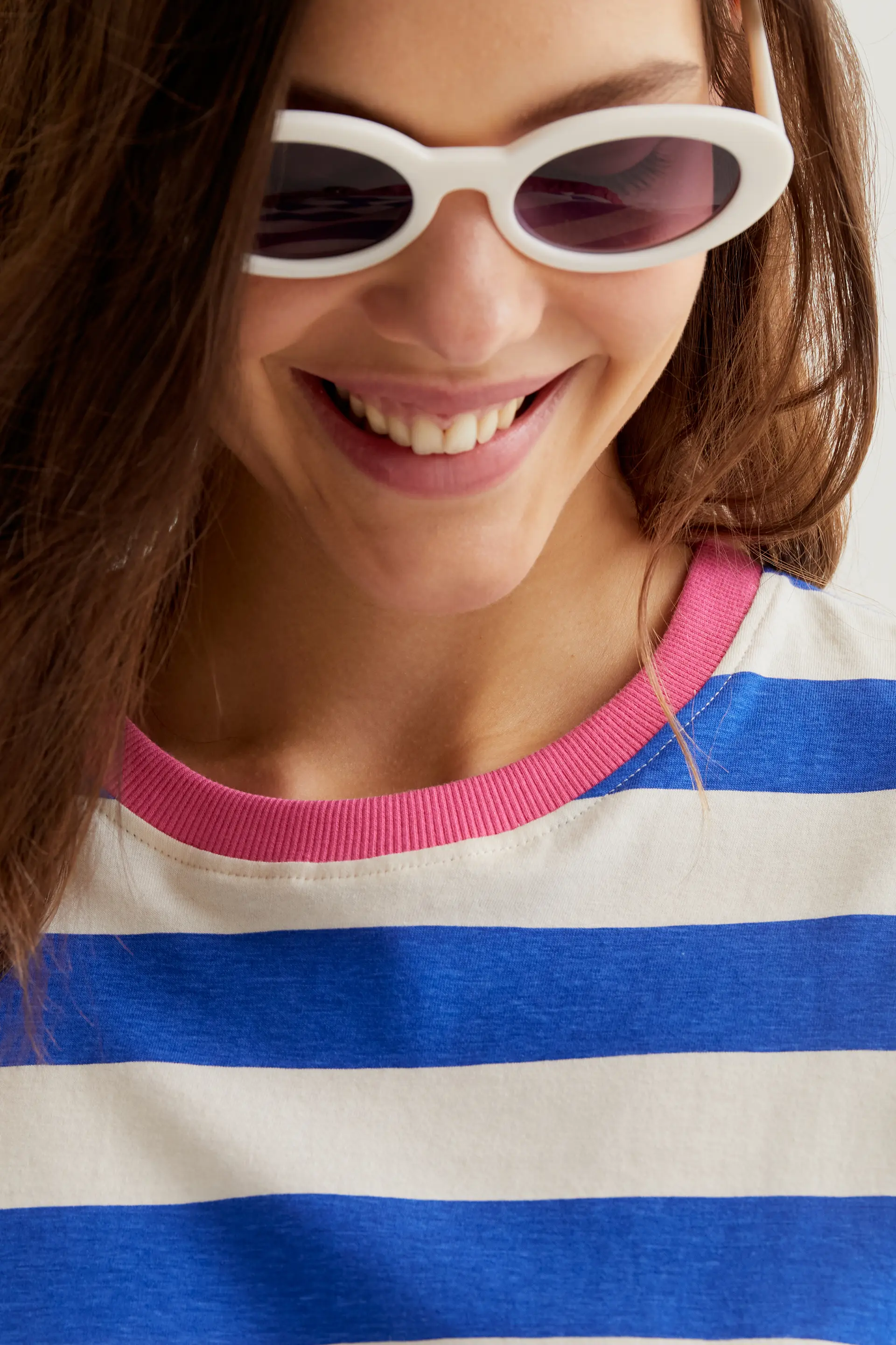 Camiseta con estampado de rayas azul y blanco - Image 4