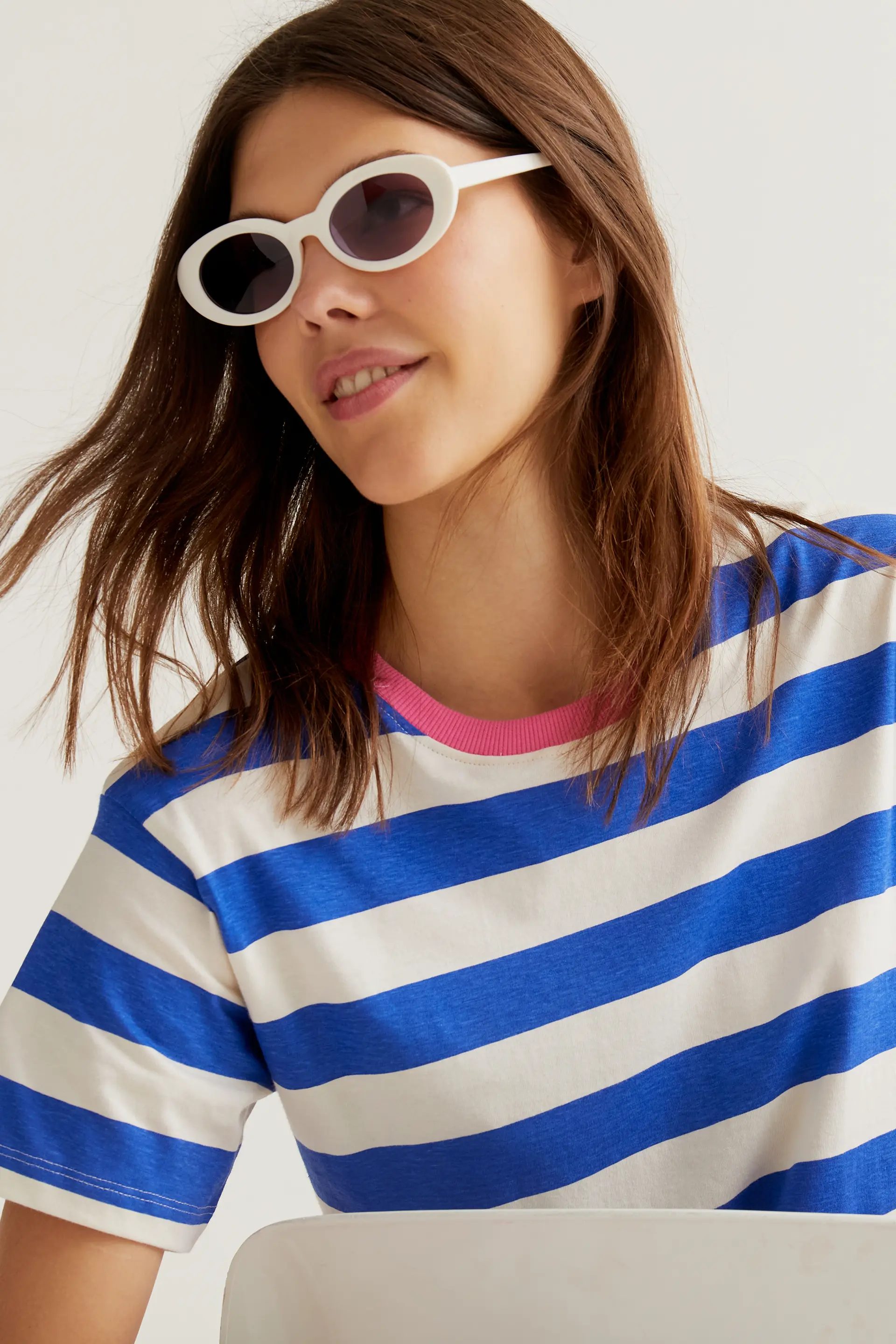 Camiseta con estampado de rayas azul y blanco - Image 6