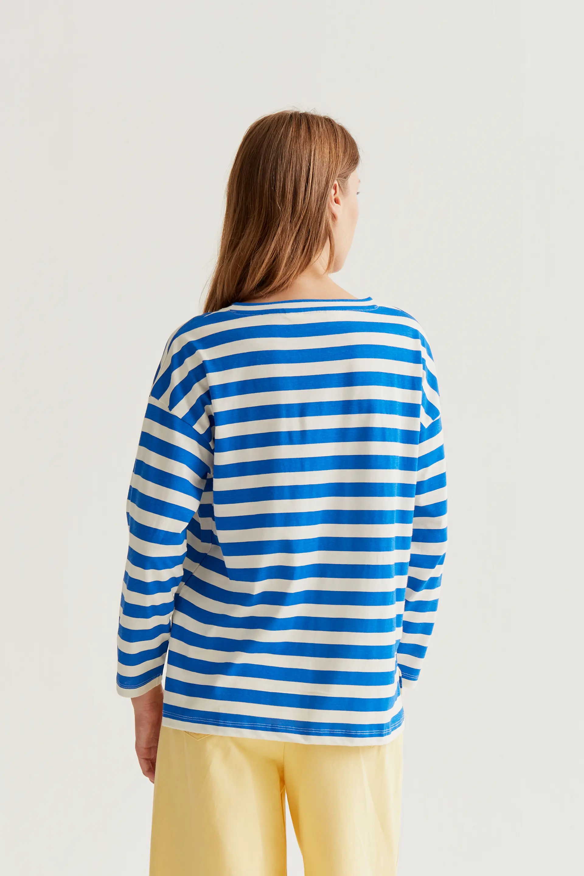 Camiseta con estampado de rayas azules con bordado de corazón - Image 3