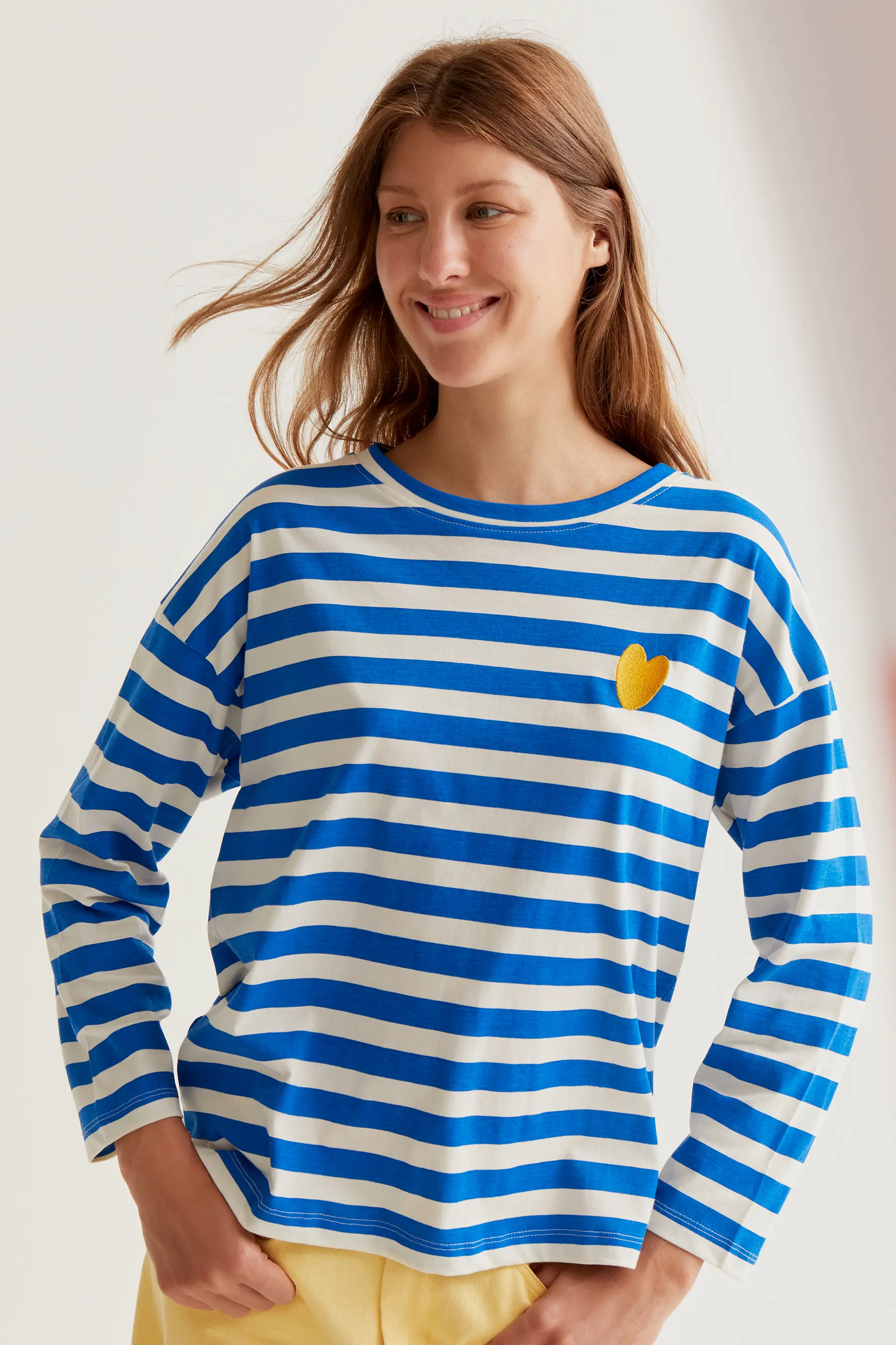 Camiseta con estampado de rayas azules con bordado de corazón - Image 6