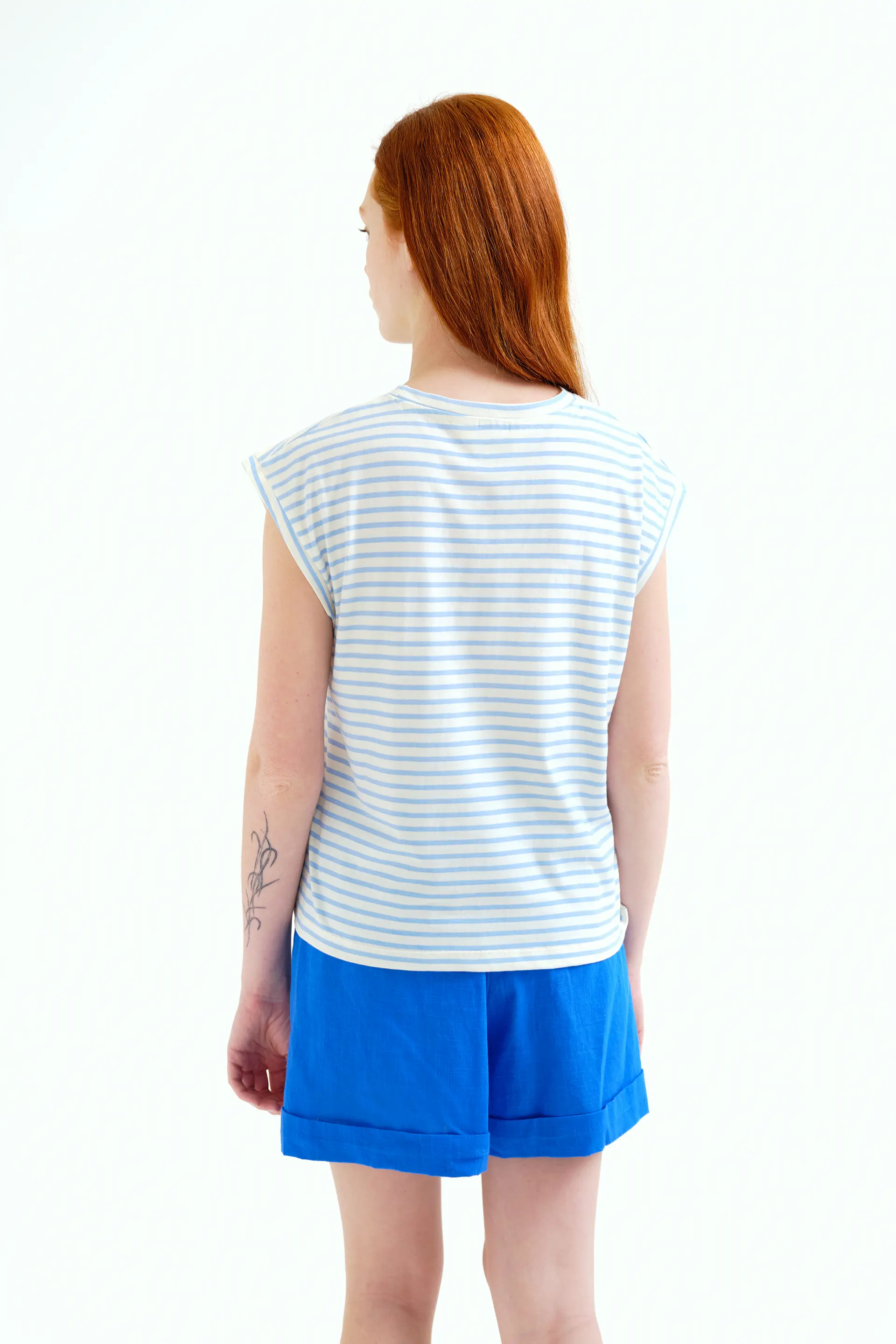 Camiseta con estampado de rayas blanco y azul - Image 3