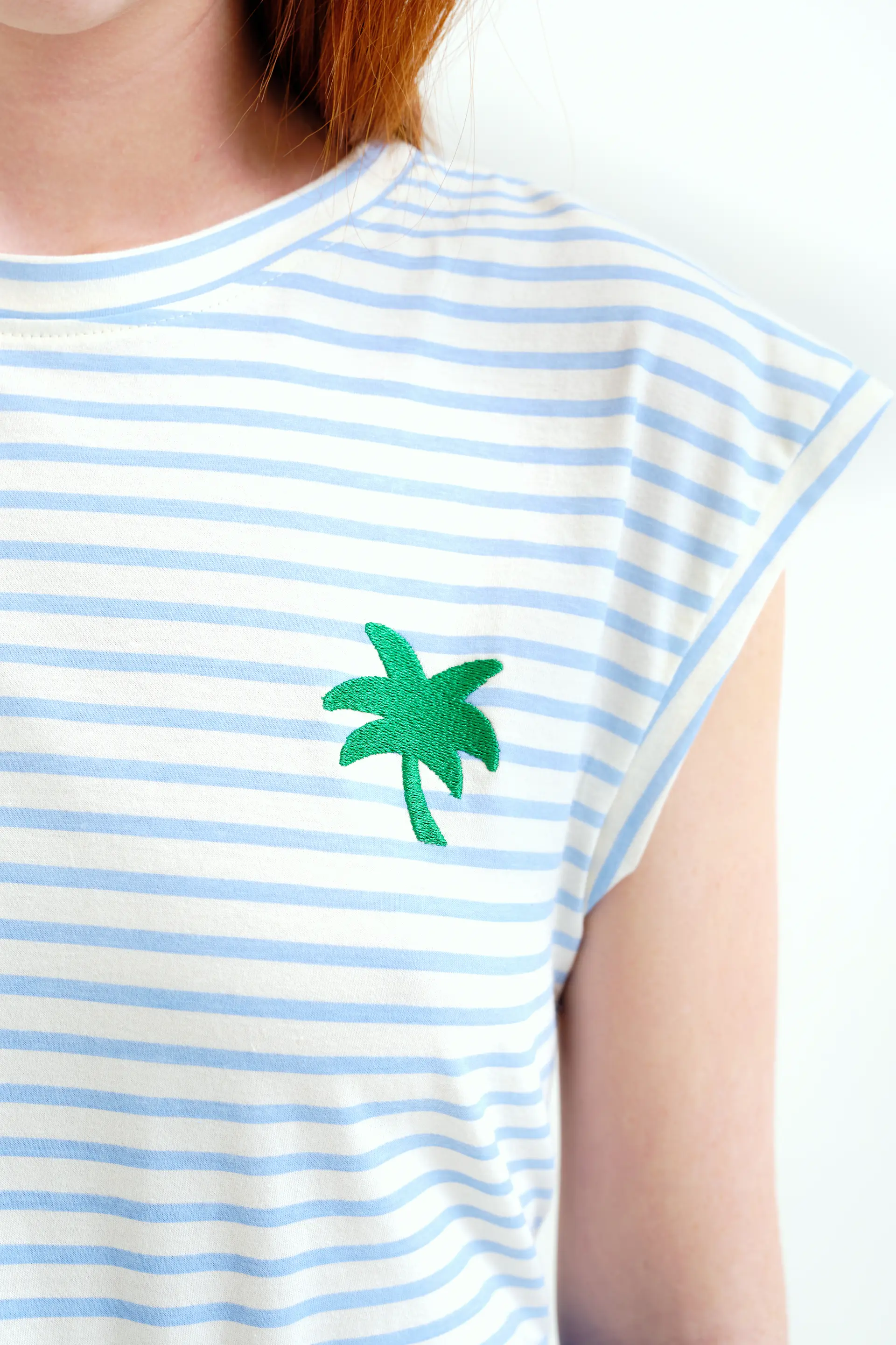Camiseta con estampado de rayas blanco y azul - Image 4