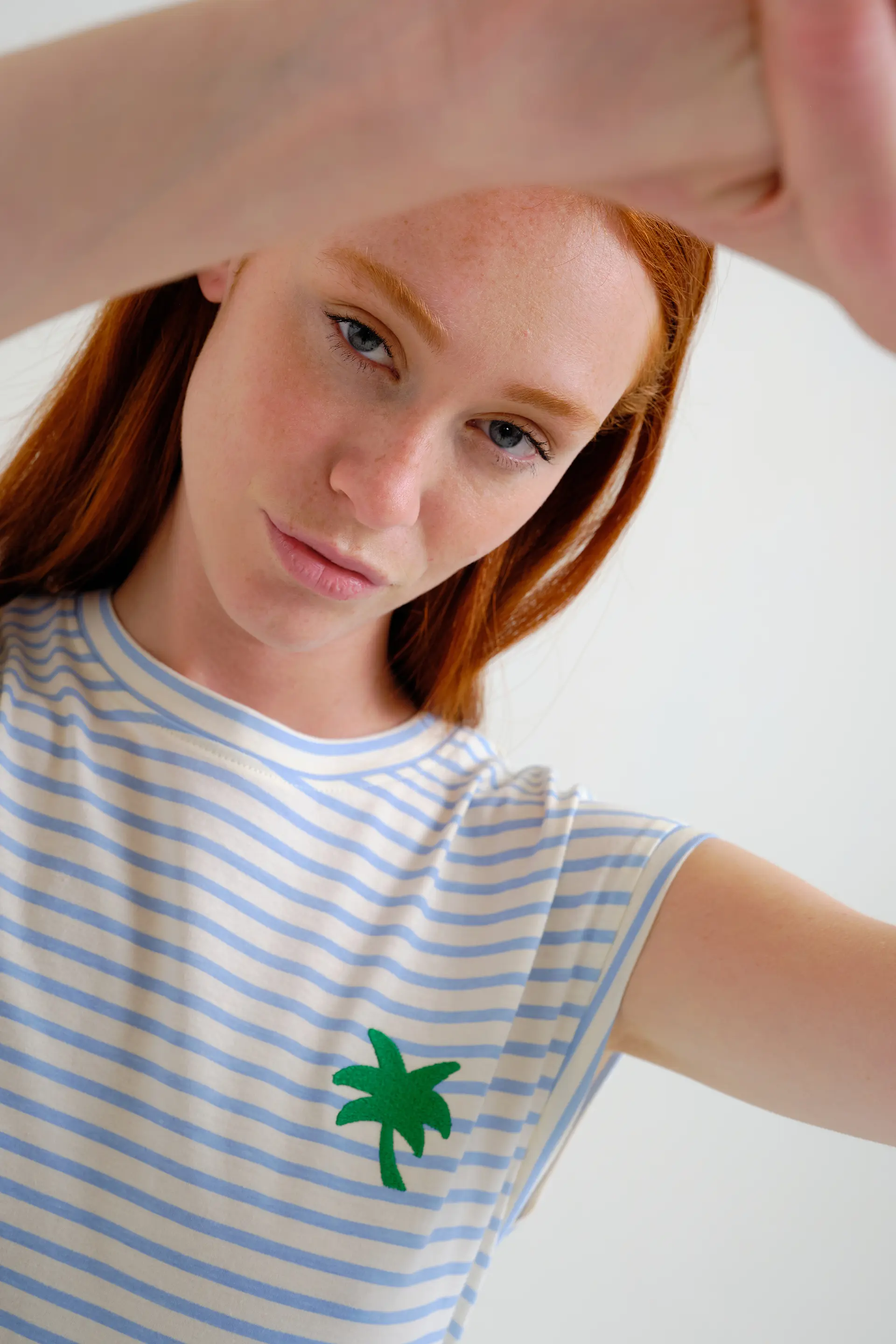 Camiseta con estampado de rayas blanco y azul - Image 6