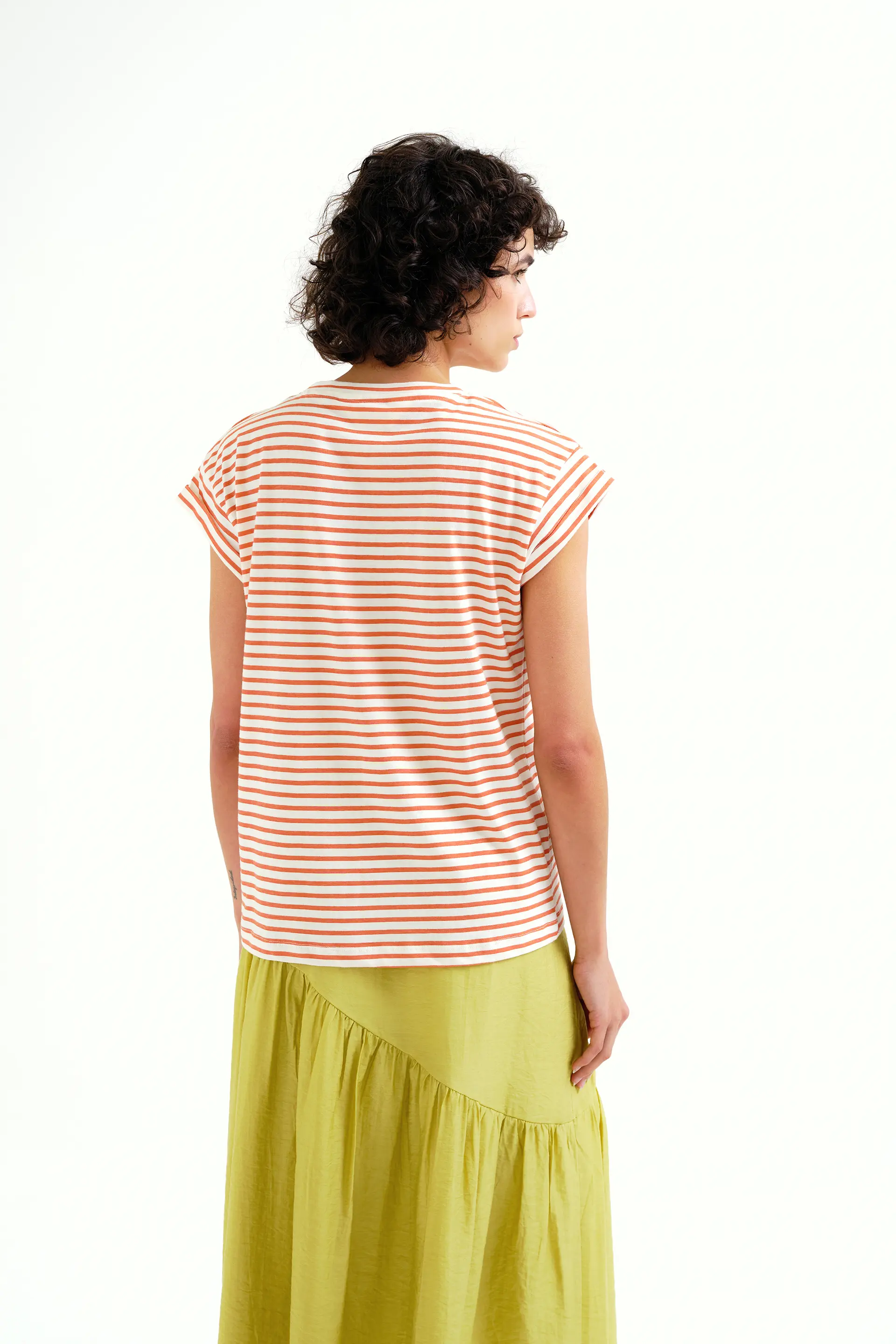 Camiseta con estampado de rayas blanco y rojo - Image 3