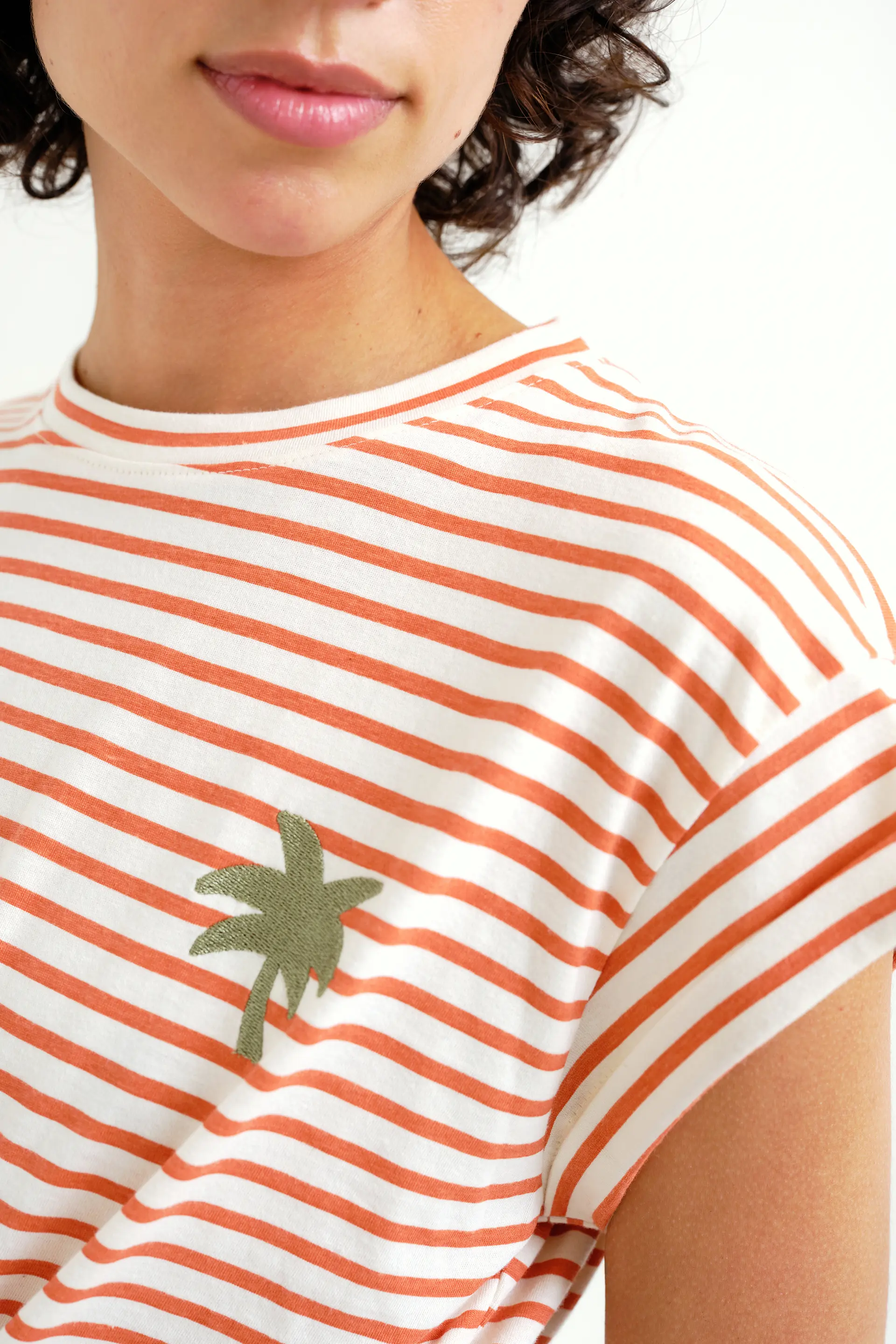 Camiseta con estampado de rayas blanco y rojo - Image 4