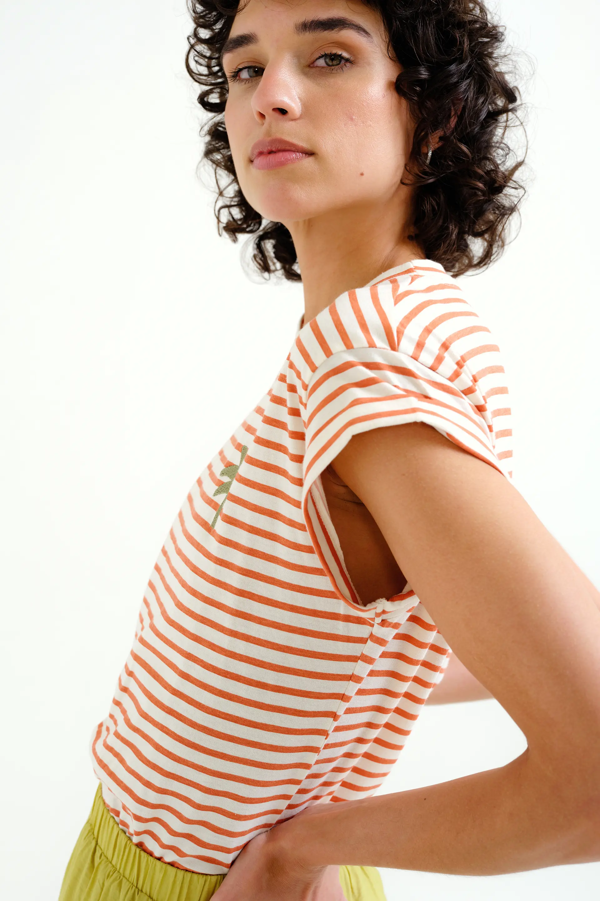 Camiseta con estampado de rayas blanco y rojo - Image 6