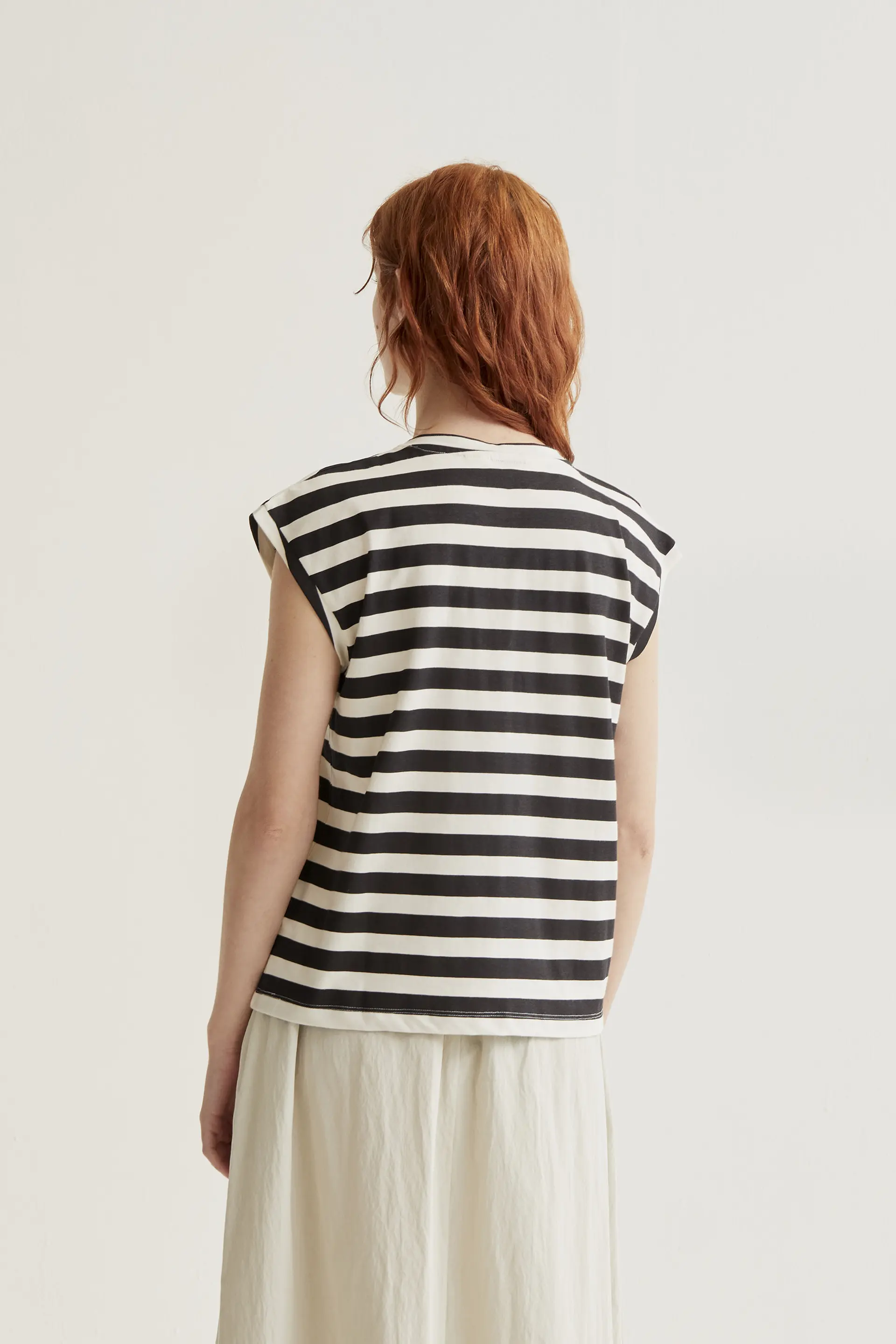 Camiseta con estampado de rayas negras con bordado de tulipán - Image 3
