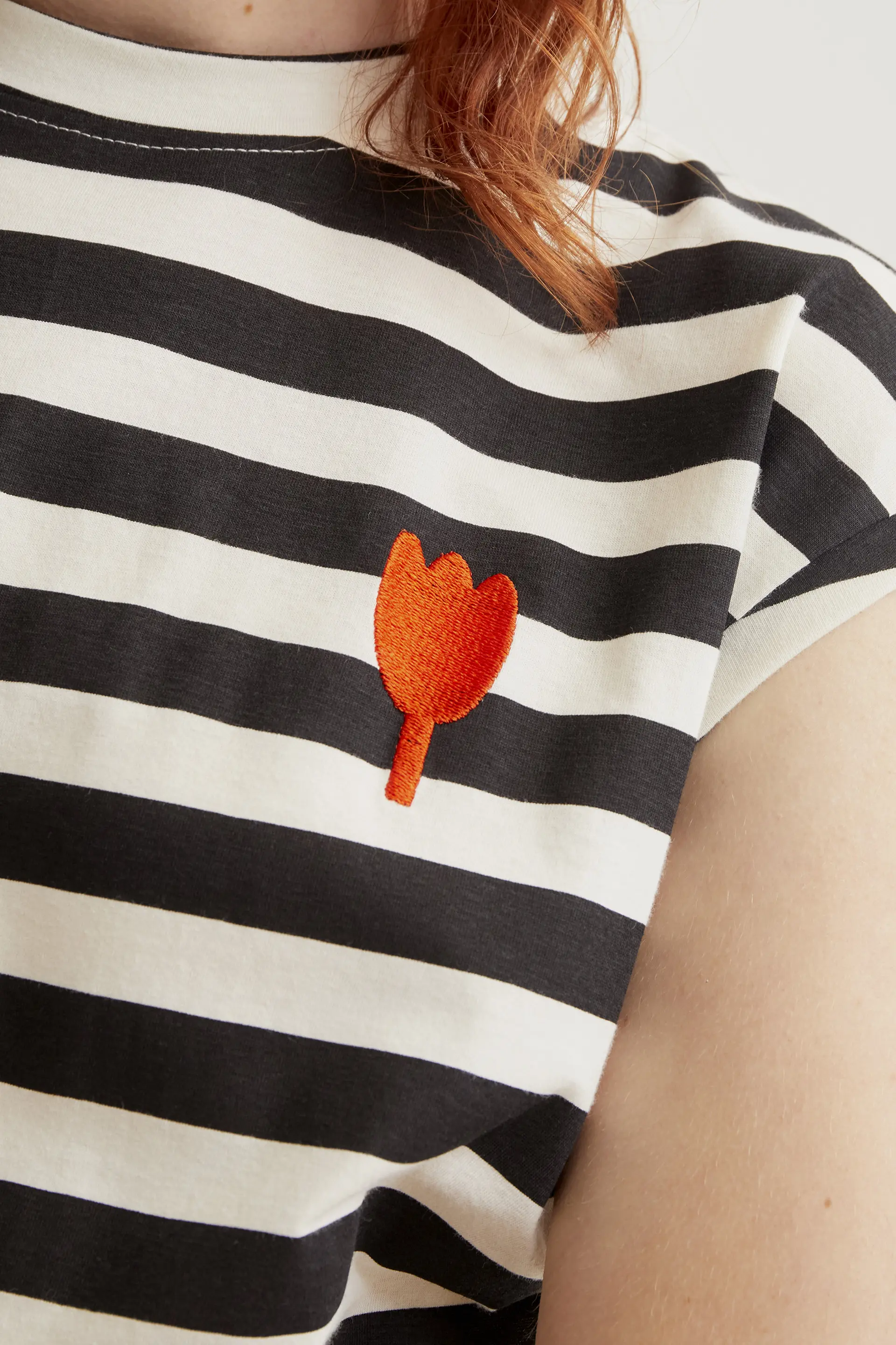 Camiseta con estampado de rayas negras con bordado de tulipán - Image 4