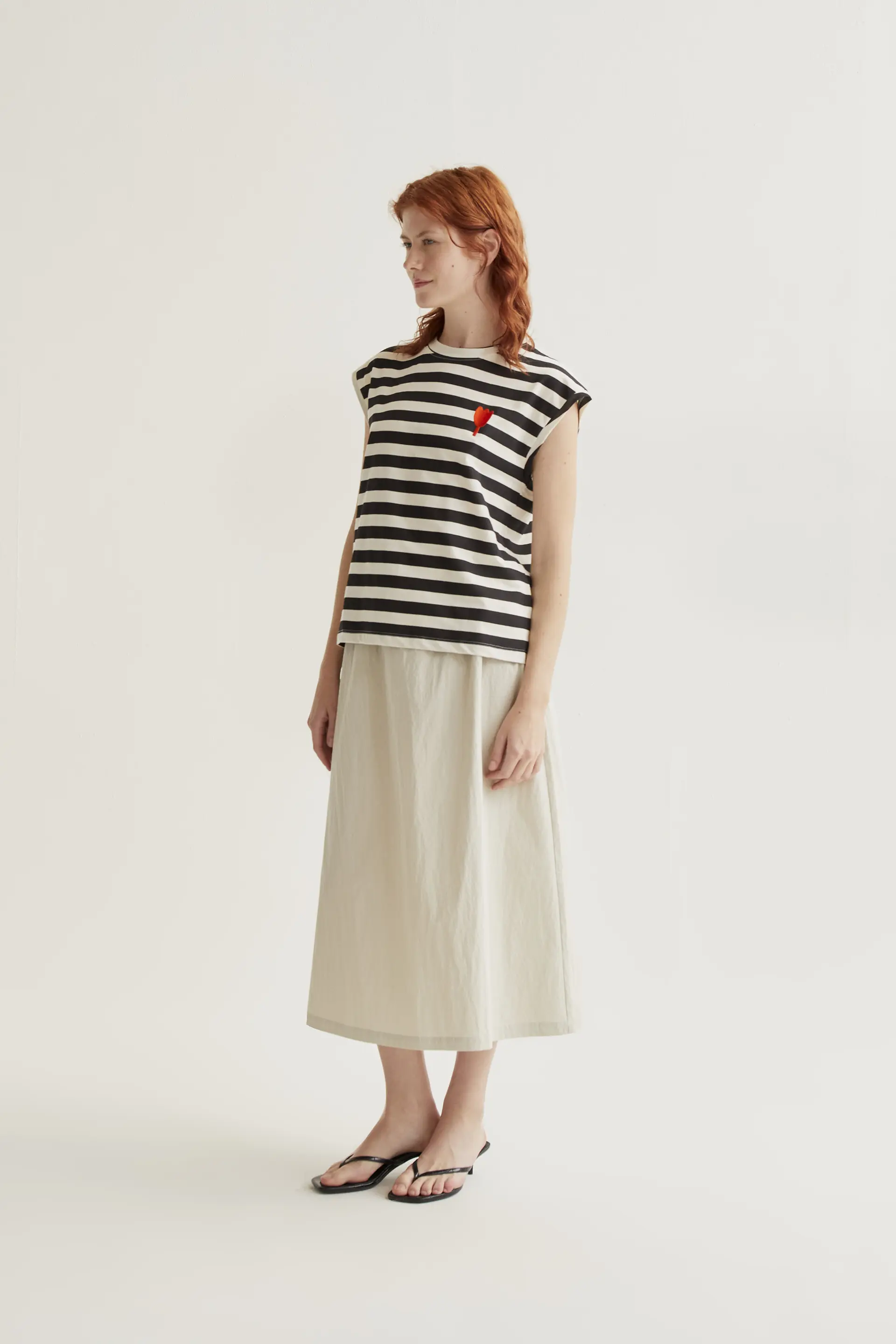 Camiseta con estampado de rayas negras con bordado de tulipán - Image 5