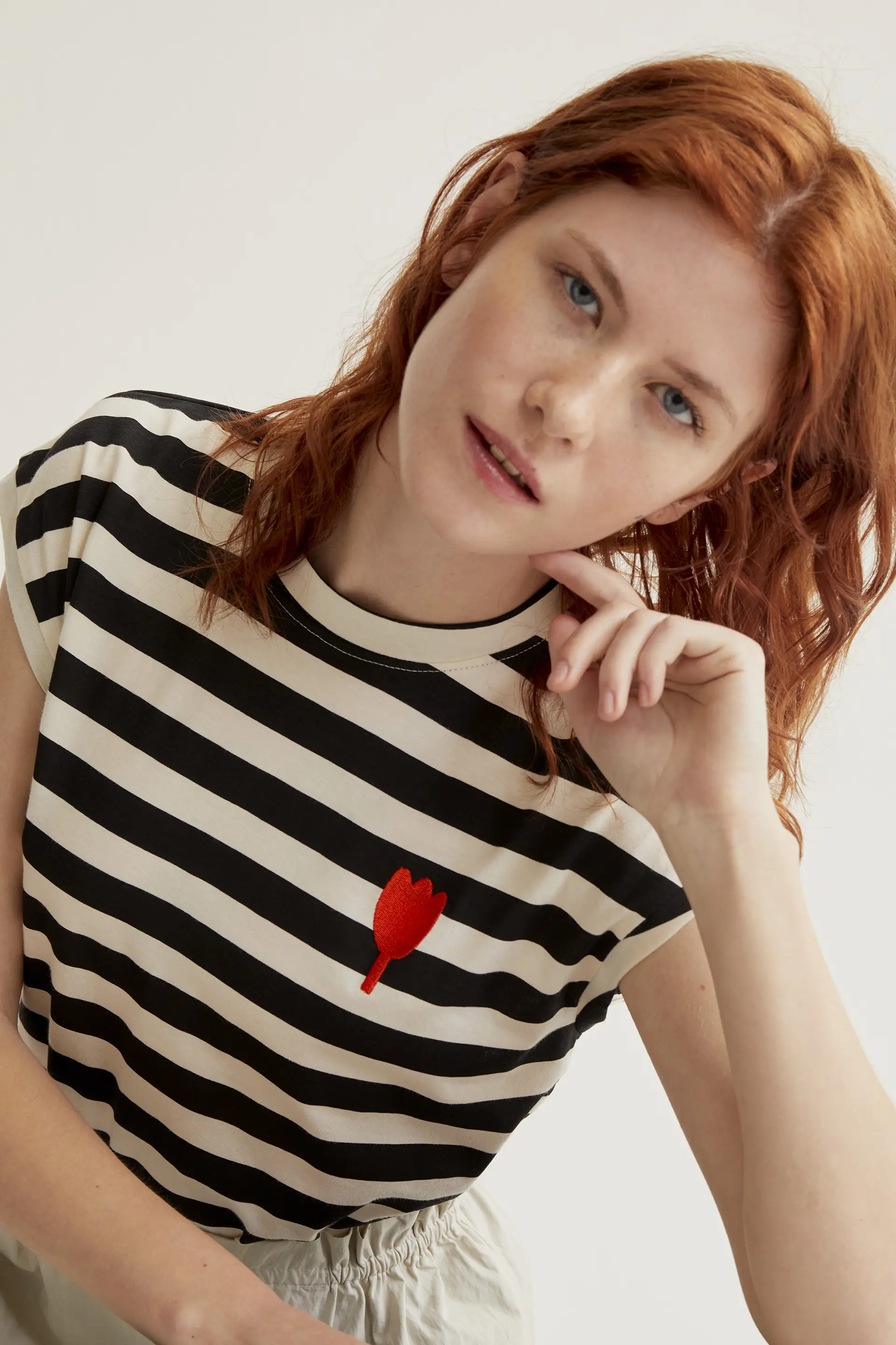 Camiseta con estampado de rayas negras con bordado de tulipán - Image 6