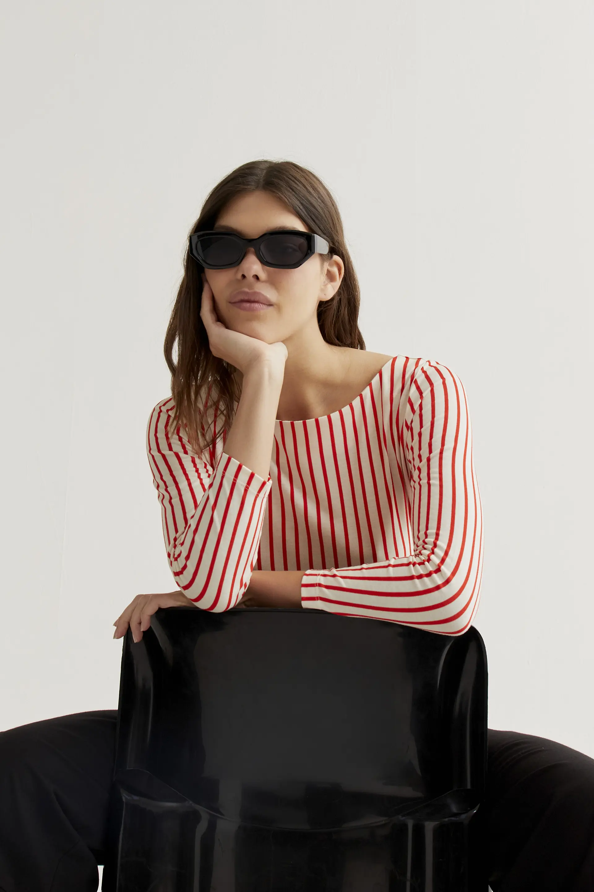 Camiseta con estampado de rayas rojas - Image 6