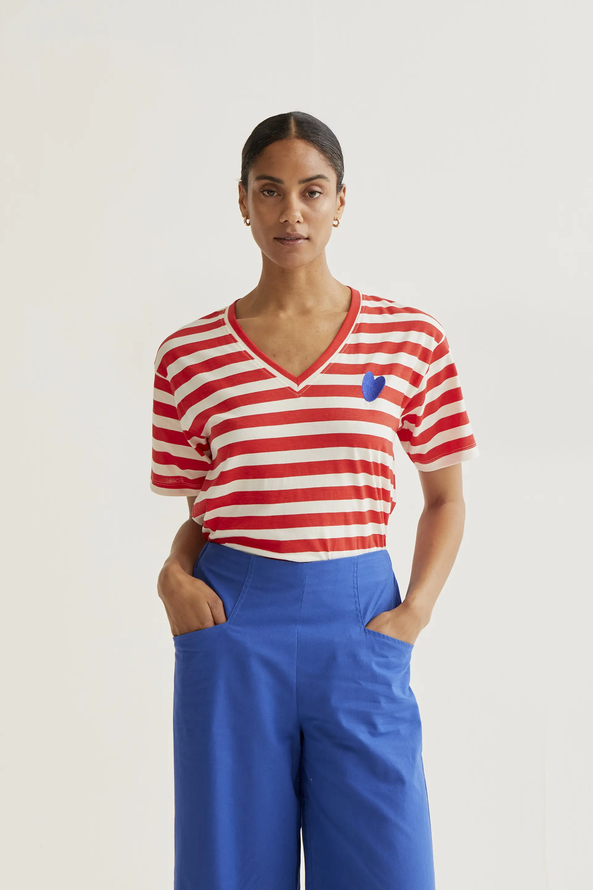 Camiseta con estampado de rayas rojas con bordado de corazón