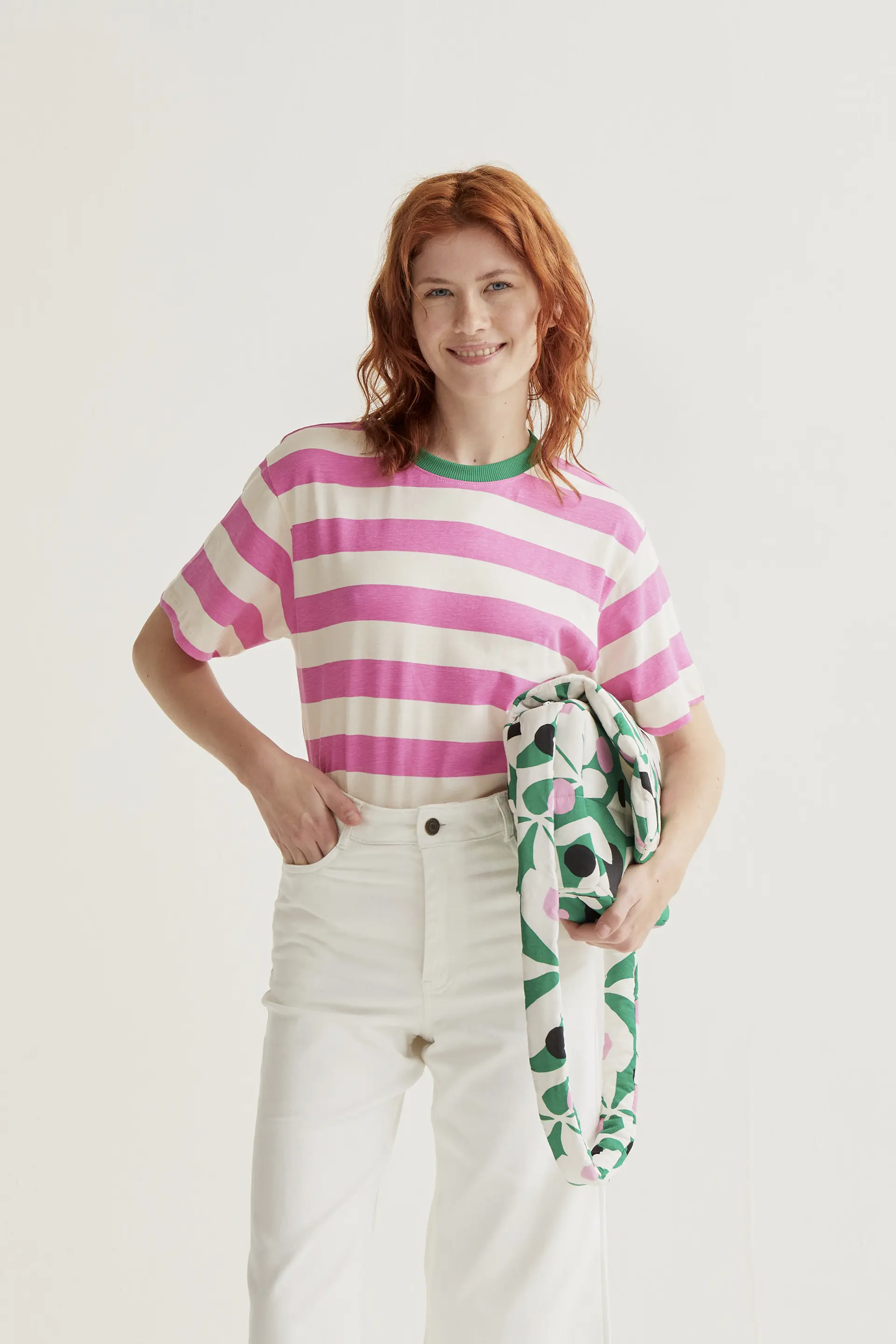 Camiseta con estampado de rayas rosa y blanco