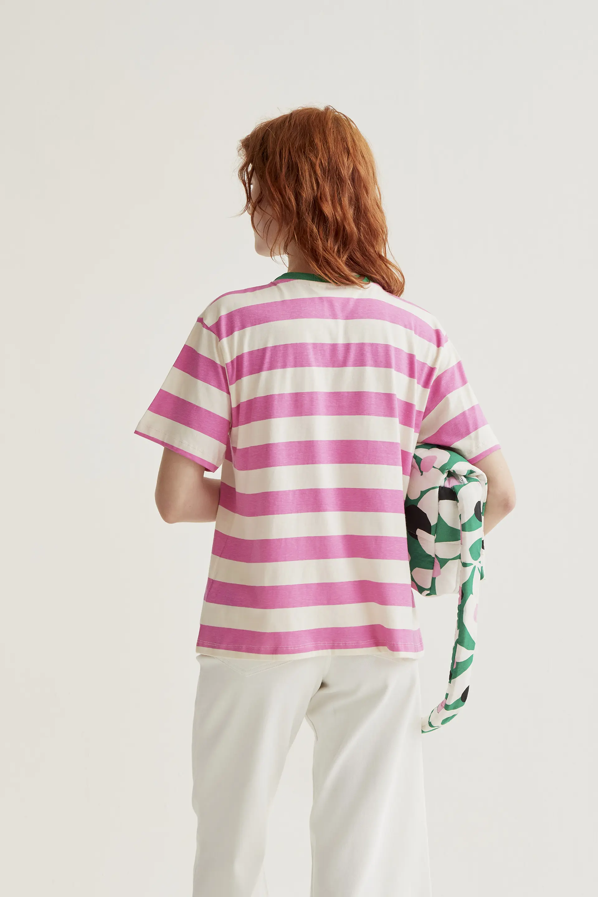 Camiseta con estampado de rayas rosa y blanco - Image 3