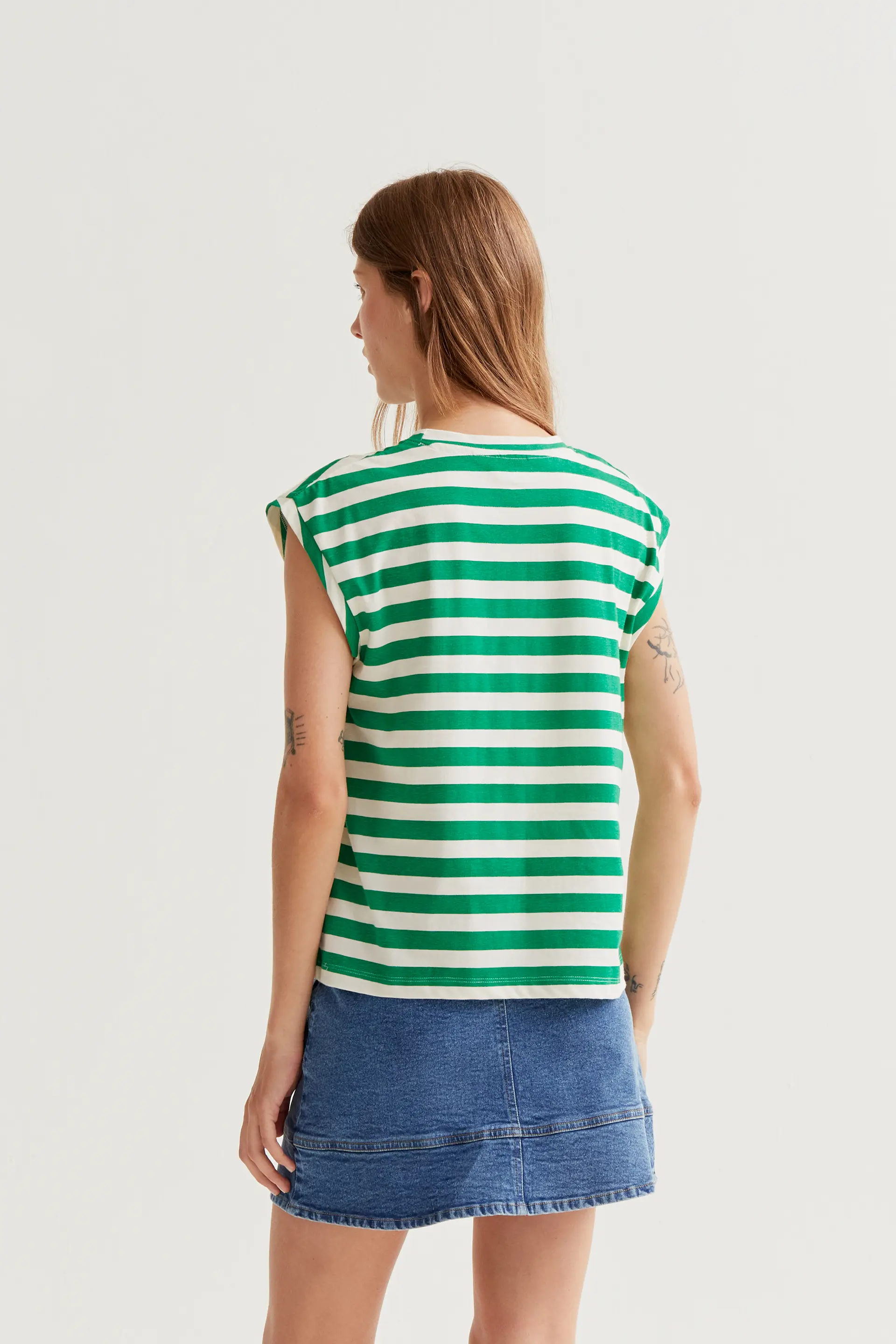 Camiseta con estampado de rayas verdes con bordado de tulipán - Image 3