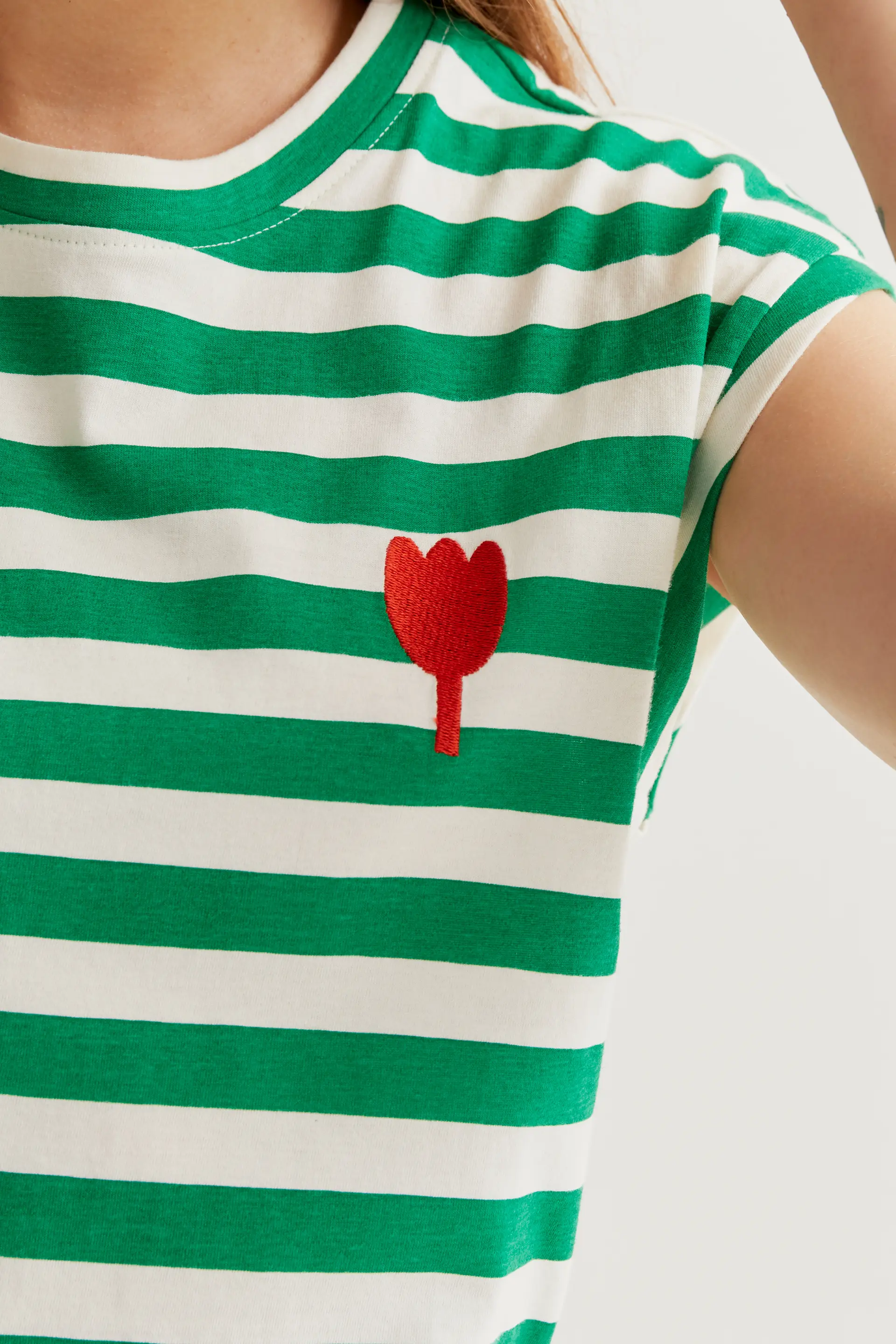 Camiseta con estampado de rayas verdes con bordado de tulipán - Image 4