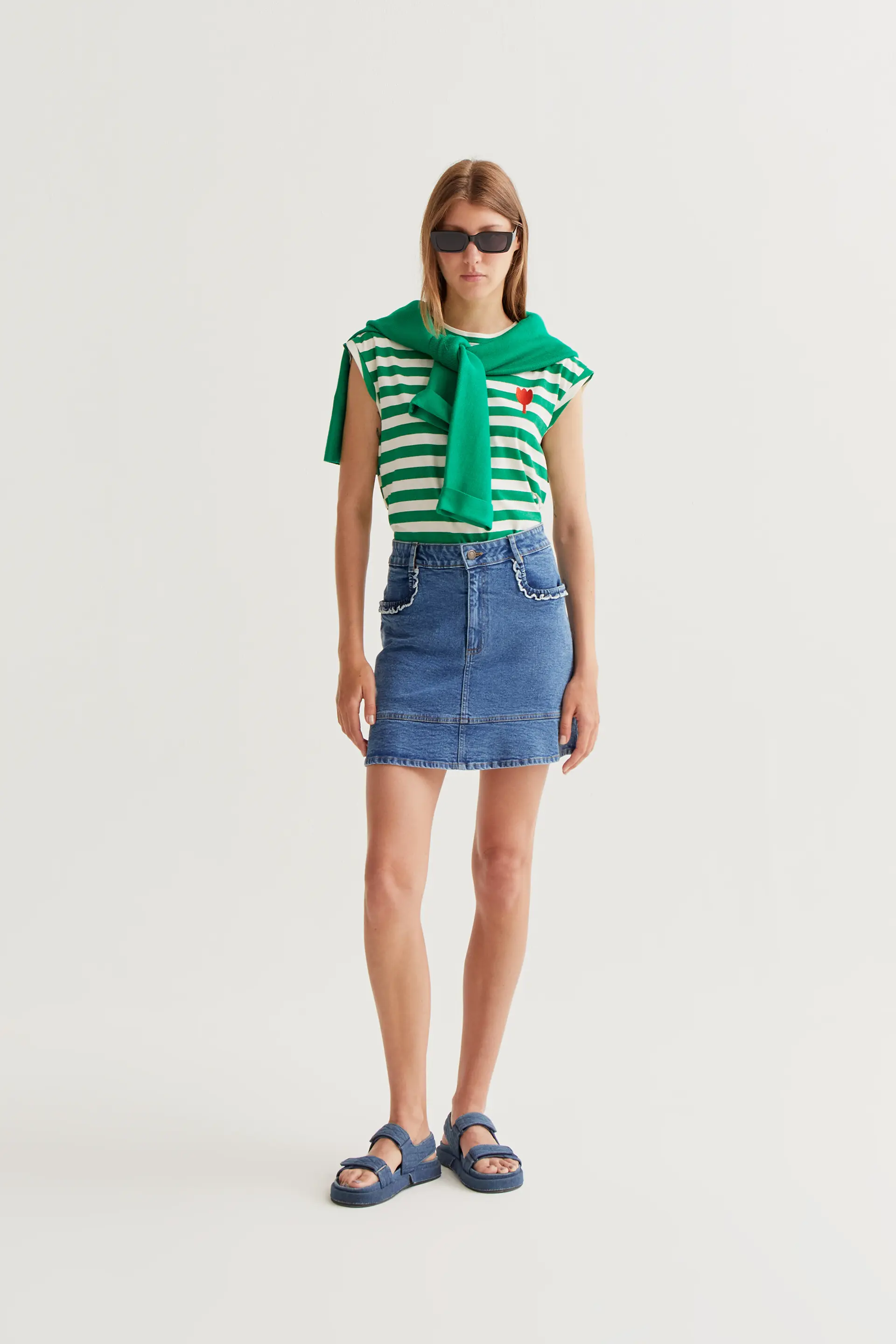 Camiseta con estampado de rayas verdes con bordado de tulipán - Image 5